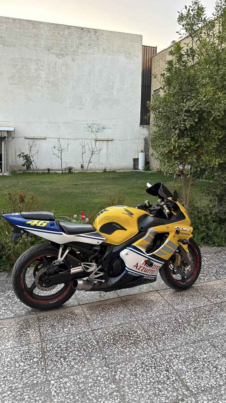 السلام عليكم 
F4i
مكينه 600
كير مكينه مكفوله 
الدراجه ما بيها نقص برغي واحد وكلشي مايحتاجله تشغل وتطلع 
السعر 25 قفل قفل قفل ورقه لحد يعاملني مايعجبك المنشور اعبره 
مكاني بغداد العامريه
رقمي :- ***********
