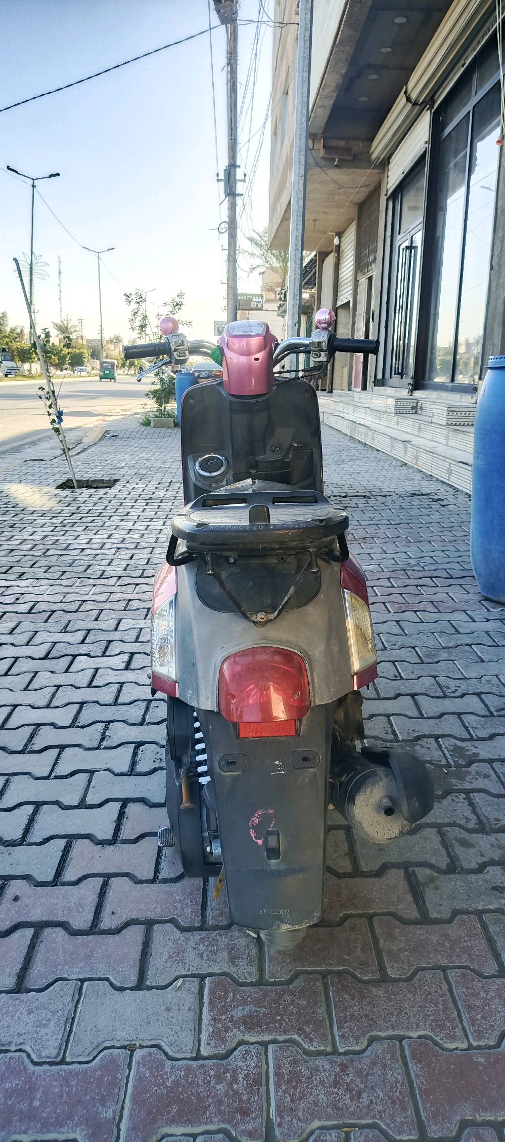 دراجة بوليس نوزل صارلهة اربع اشهر من طالعه من المعرض مختمه ونضيفه 