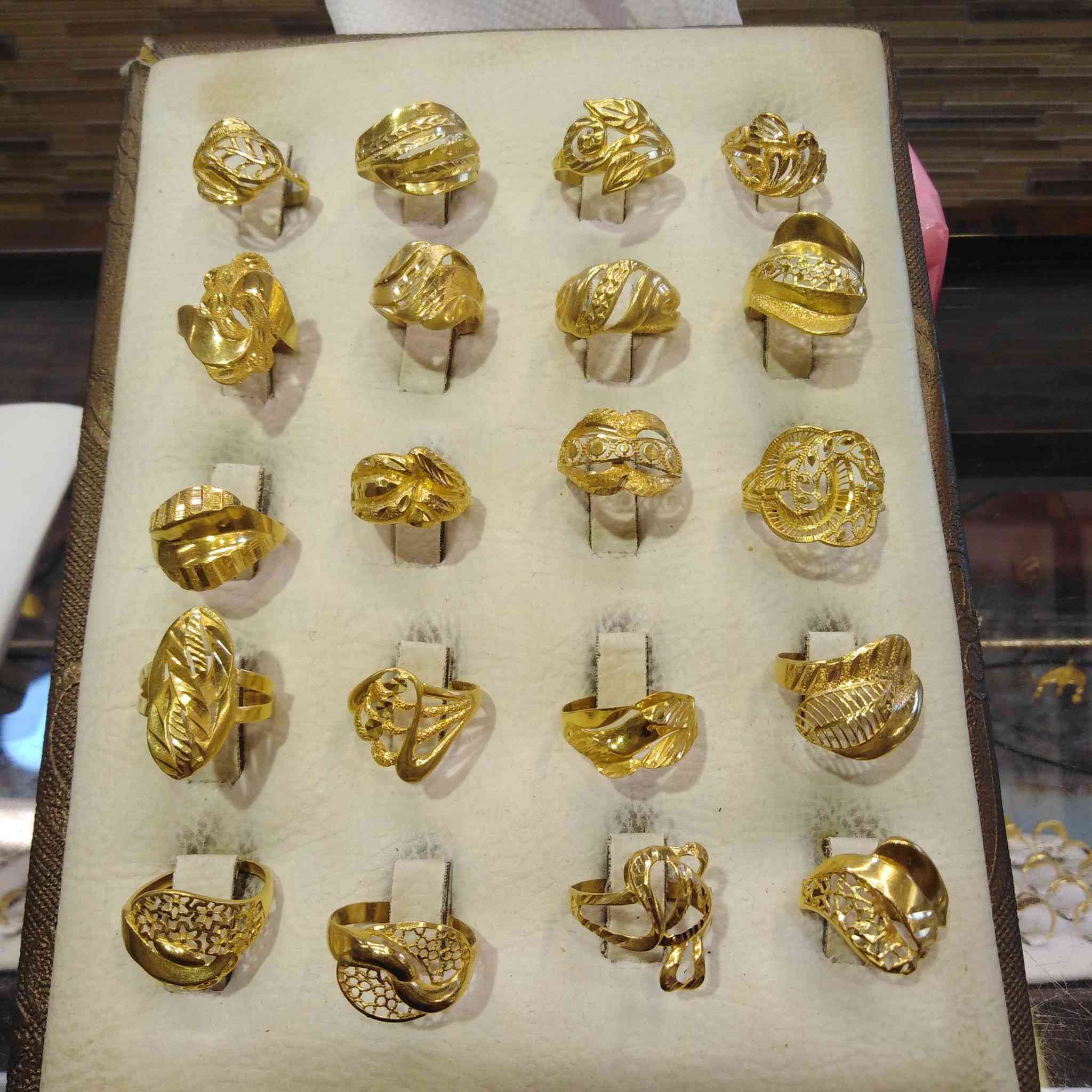 محابس خليجي.... اجور لغرام 4000....و5000...اوزان من3غرام....واكثر....صياغة و مجوهرات ابو عبدالله موصل مقابل مرطبات فرح هاتف ***********.... اسعرنا حقيقيه...زورونا تجدون كل ما يسركم... لسنا الوحيدين لكننا الافضل....
