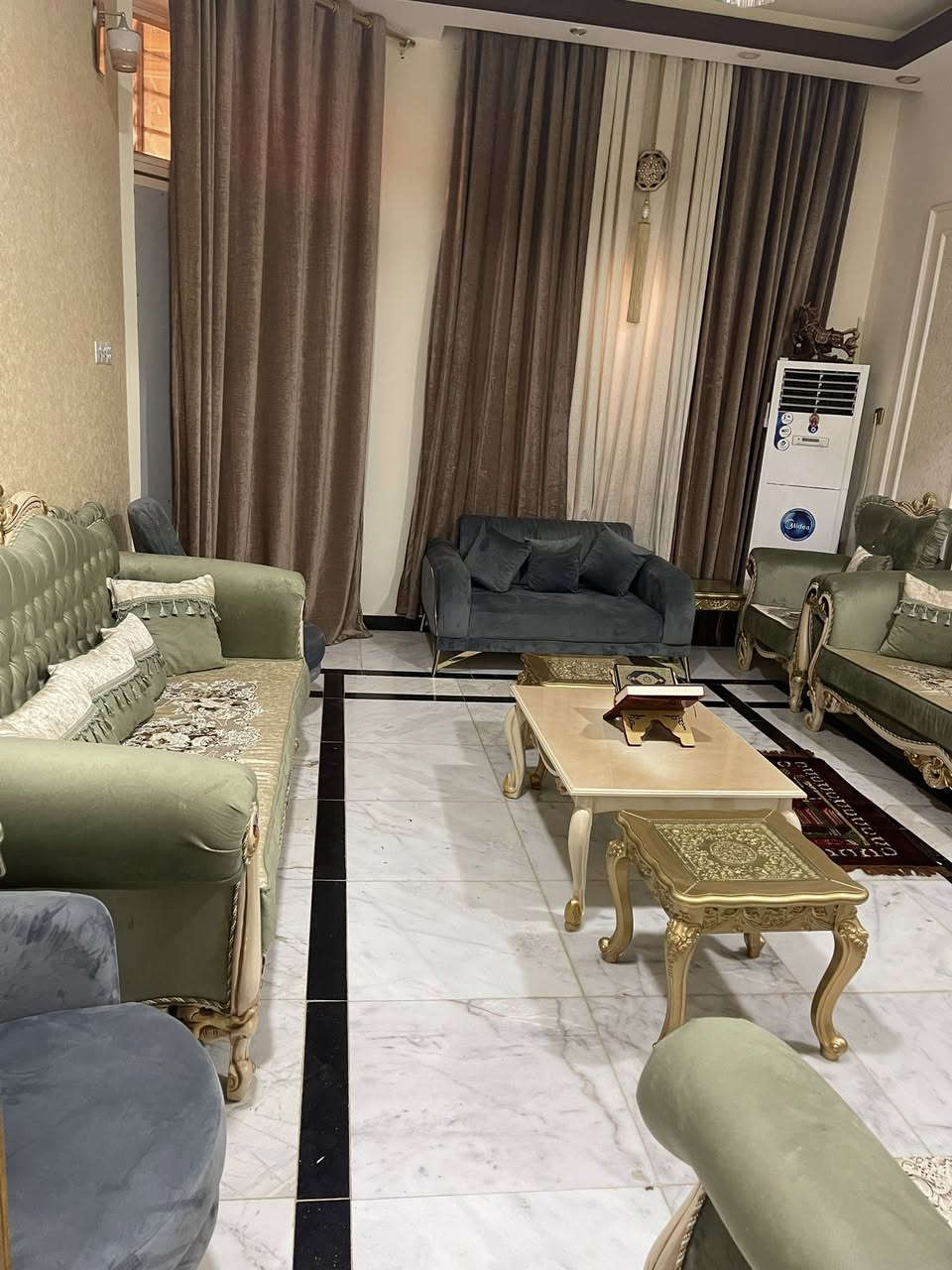 بيت للبيع في التنومه الصالحيه شارع مدرسه الريف الزاهر
المساحه 200 متر طابق ونص غرفتين طابق الارضي وغرفه وصاله الطابق الاول 

السعر 175 مع سبلت هديه البناء طابوق
***********
