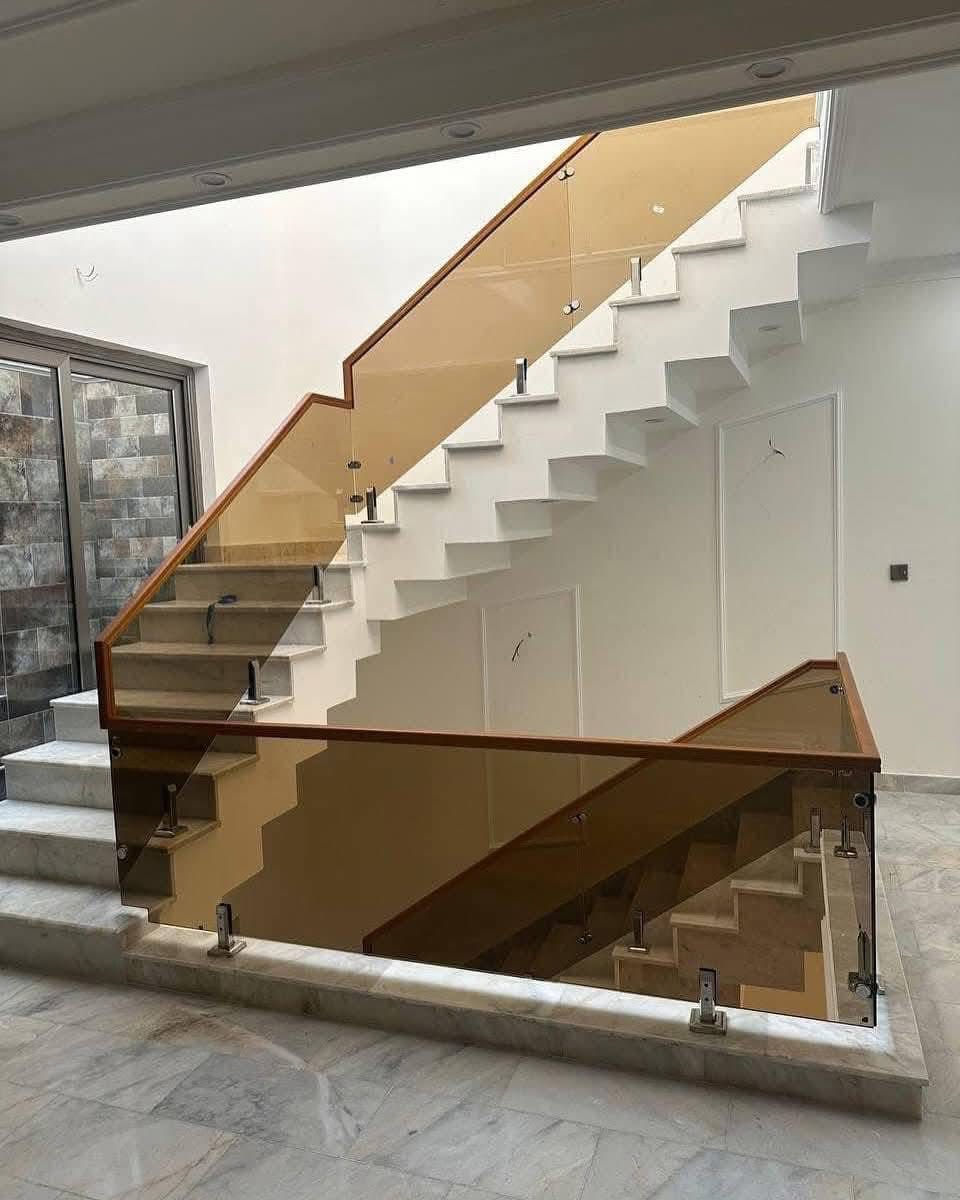 محجرات وبلكونات زجاج مسكرت (المقصى) امن  
محجرات ذو دنگ طويله أو قواعد 
العمل مع أو بدون قبضه خشب 🪵 صاج أو قبضه الألمنيوم 
بأشرف مهندس عادل
للاستفسار واتساب
***********
