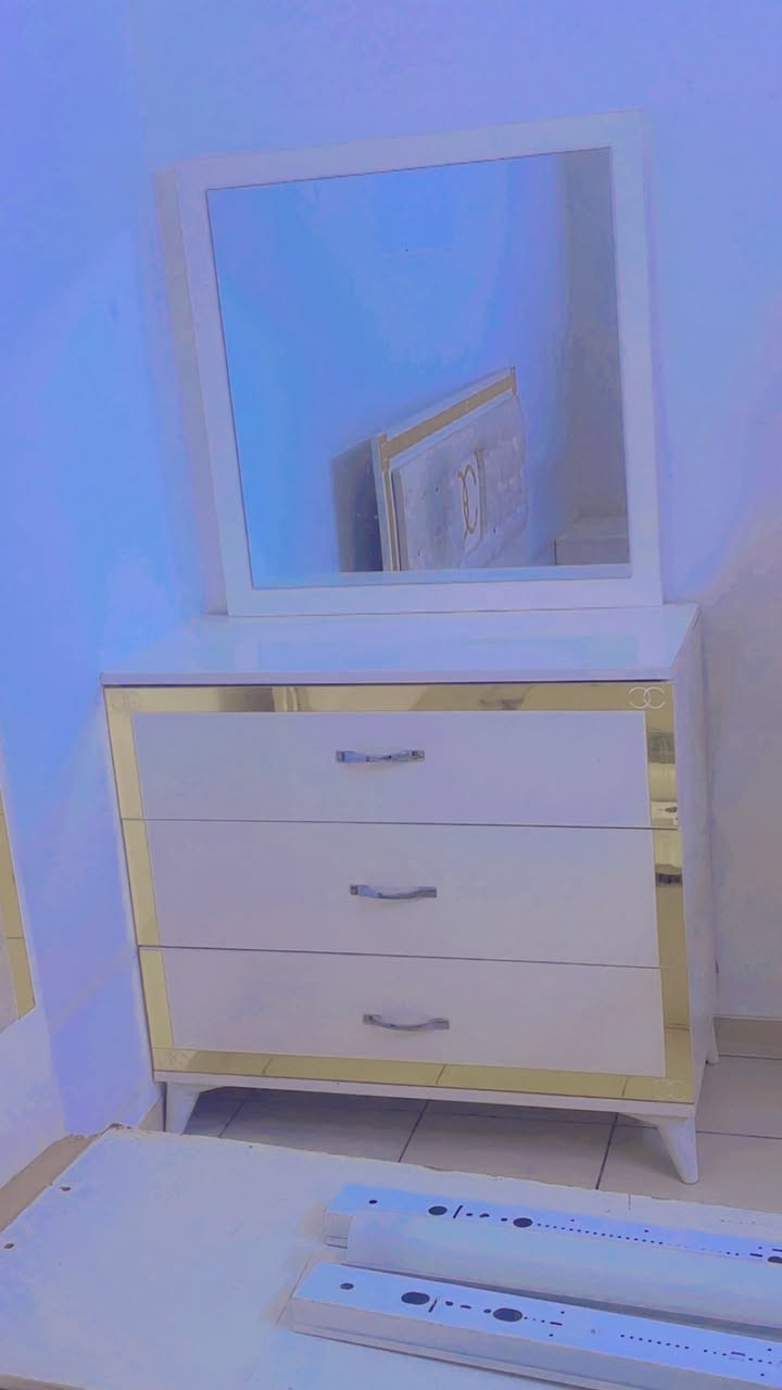 غرفة تركية ٥ قطع الجرباية جواهه صومية ام النفر كامله مابيهه شي والكنتور يحتاج تبديل سجة فقط مابي اي ضرر بابين باب مراية وباب هاي الي بالصورة ثنينهن نظيفات وميز تواليت جديد وكومديات اثنين 
كلها سعرها ٢٥٠ شراي يتفضل خاص مستعجلة ع البيع


**إذا كنت صاحب هذا الإعلان وتريد حذفه لأي سبب، رجاءا أرسل رسالة إلى الدعم الفني**