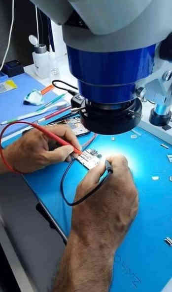 تعلن وحدة التعليم المستمر 
🔷مركز آزار 🔷.

عن إقامة دورة صيانة الموبايلات الشاملة (هاردويير + سوفتويير ) 

⭕️300 الف فقط بدلاً من 300$ وتستمر لغاية ماتتعلم وتكون مصلح سوفت وير وهارد وير  👨‍💻🤶

🛠📱📲🛑

قوموا باستغلال الفرصة واحجزوا مقعدكم قبل اغلاق الحجز ! 

♦️مدة الدورة.♦️:-
(مفتوحة- 5محاضرات اسبوعياً  ).

🌐نبذة عن دوراتنا🌐.:- 

منهاج الدورة (الهاردويير) يتضمن:
1. التعرف على أدوات و أجهزة الصيانة وكيفية استخدامها.
2. دراسة وتعريف كل القطع الالكترونية الموجودة على البورد منها الايسيات والمقاومات والمكثفات و ...
3. التعرف على الاعطال الشائعة الرئيسية والثانوية لمختلف الاجهزة.
4. فتح الاجهزة و تركيبها يدويا لكل الموديلات.
5. التعرف على كيفية "تبديل الشاشات والبلازمات لجميع الموديلات عمليا.
6. التعرف على كيفية "تبديل قواعد الشحن" عمليا.
7. حل مشاكل الشبكة وايجاد البدائل عمليا.
8. قياس المقاومات والملفات والمكثفات وكيفية تشخيص الاعطال عن طريق القياسات.
9. فحص اجزاء البورد ووظيفة كل جزء وكيفية تبديل تلك الاجزاء عمليا.
10. تبديل الايسيات بأحترافية .

أما (السوفت وير) ويشمل الاتي:
1. التعرف على بيئة السوفت وير.
2. معرفة كيفية اعطاء و تحميل السوفت وير.
3. التعرف على كيفية معالجة أعطال السوفت وير.
4. فك حماية الجيميل.
5. فك سامسونك اكاونت.
6. فتح حسابات الـ iCloud المغلقة.

عدد المحاضرات أسبوعيا = 5 (كل محاضرة / ساعتان).
محاضر الدورة : "#ازهر الغانم 

🔴عنوان التسجيل : 

البصرة الجمهورية تقاطع معهد النفط قرب الريان سنتر للألعاب 
***********
***********

🔸 يمنح المتدرب شهادة مشاركة معتمدة بعد انتهاء الدورة صادرة من نقابة العمال قسم الميكانيك 🔸

🔘علما اننا متواجدين في المركز  طيلة أيام الأسبوع الكائن في الجمهورية من الساعه ال٩صباحا الى ال٩ مساءآ 🔹

🔻 لاجراء اي استفسار و معرفة المزيد من المعلومات يرجى مراسلتنا على الصفحة 📩. البصرة
