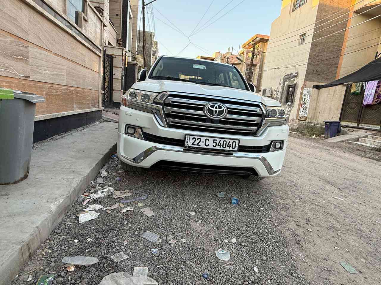 لاندكروز 2017 فطيم اصل فول 1/1 
السياره جديده بمعنى الكلمة استخدام شخصي ☑️
-مكفوله كفاله عامه ماشيه ١٢٢ ألف حقيقي 
-مري قلاب + شفط 
-فتحه سلايت 
-زراك لايت ، لايت زنون 
-4 كامرات 
-كشنات جلد اصلي كريمي 
-دبل كشن كهرباء , كشن السائق 3 دكم
-8 ايرباك 
-تشغيل عن بعد 
 مدوشمه جديد
-دبل ماوس 
-فول تحكم 
-7 راكب 
-3 قطع تبريد 
-محرك ٦ سلندر
-فورويل دفع رباعي 
-حساس اصلي ( أمامي ، خلفي ) 
-ويل 18 تخم تاير دلوب جديد وسبير منازل. 
-رقم اربيل بسمي تحويل مباشر
-عدتهه سبيرهه غراضهه كلهن مامستخدمات 
-السياره بشرط محرك كير صدر كلهه بعدهه عل وضع الشركه

💰السعر 480$ وبيهه مجال للطيبين
مكان السيارة بغداد الغزالية ***********٠ وتساب  مراوس حسب القناعه
