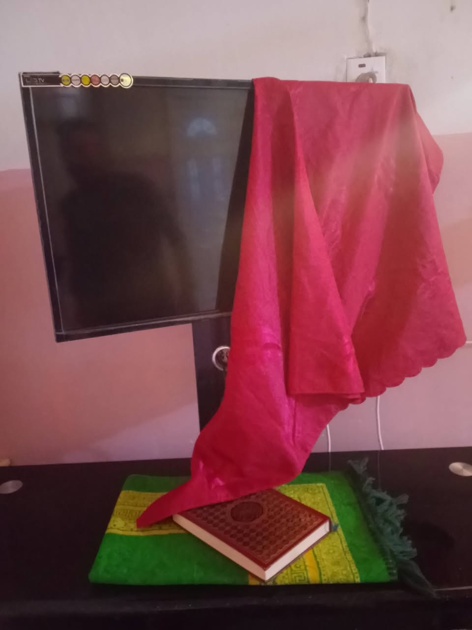 غراض بيت جديده ونضيفه وياهن تنور غاز ارضي وميز مبرده وزوالي و 12مخده كله جديد مثل ما موضح بصور ‏‪***********‬‏للستفسار اتصلوا على الرقم
