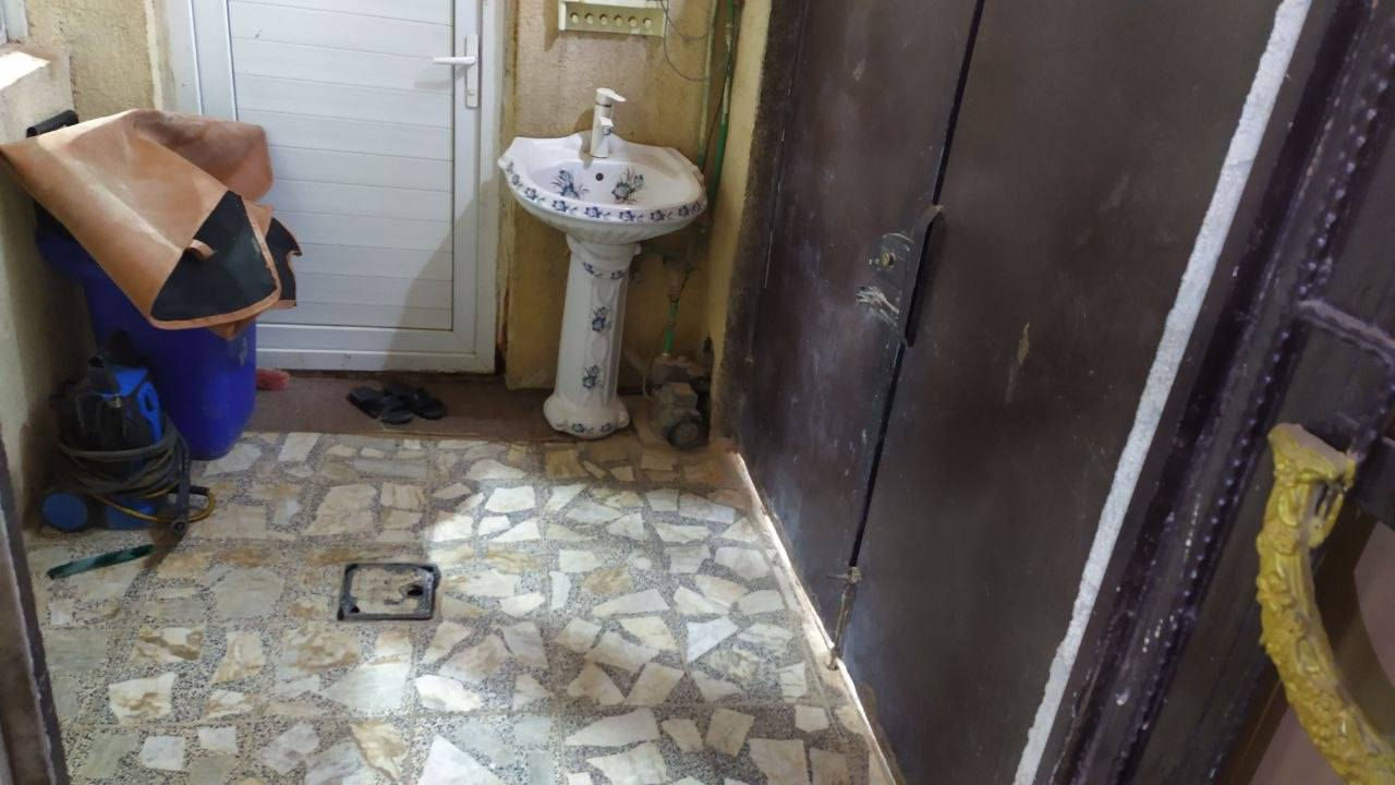سلام عليكم بيت مساحة 100متر  مربع طابق ونص ستقبال مطبخ  صاله  غرف نوم  مكشوفه الطابق الثاني غرفة نوم وصاله وتخاريج وصطح المكان الكوفه البوحداري قرب جسر الامام علي قرب دهين ابو رضا يبعد عن الشارع العام 3بيوت السعر 50 الاستفسار على هذا الرقم***********
