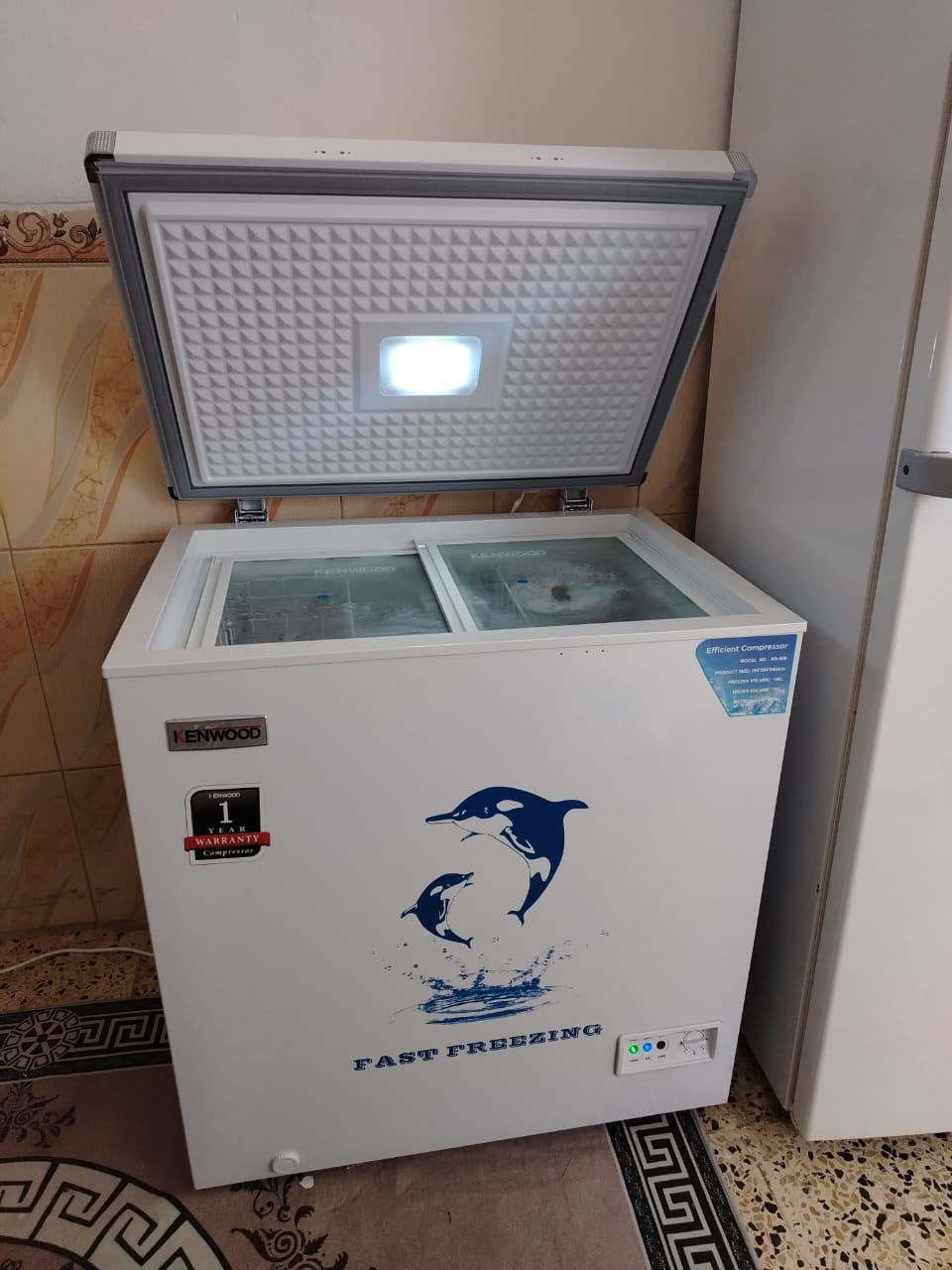 السلام عليكم
 للبيع مجمده جديده  صار اسبوع من مشتريها من الشركه و بيها ضمان خمس سنوات اول سنه استبدال  حتى اليده ما شادتها و الكارتونه موجوده مالتها كلش زينه وتجمد زين بس سبب البيع اريد اكبر منها 
للاستفسار الاتصال على الرقم ***********
