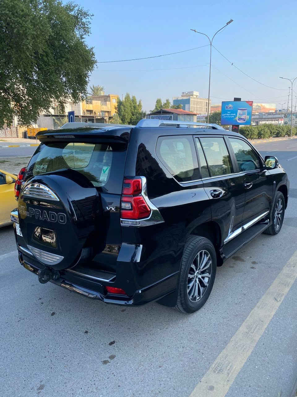 برادو 2023 مواصفات VX باب اول فول 1/1 
ضمان شركة ساز تويوتا العراق 
السيارة رقم اربيل باسم شركة ساز شرط التحويل سنوية نافذة 2028 
السيارة جديدة ماشية 33000كم حقيقي ومسجلة بالشركة وكل صيانتها بالشركة من الزيرو لحد الان ووين ميعجبك افحص
السيارة كفالة عامة من الصبغ والفتح والتبديل والبارد والحالوب وكير ومكينة وكلشي كفالة
فول مواصفات 1/1
بصمة وتشغيل عن بعد كراسي كهرباء وتبريد كشنات اربع كاميرات ستيرن كهرباء شفتات كير بالستيرن دبل ماوس  مري شفط دوسات ضوئية كراسي الخلفية كهرباء داخل صاج مراة وسطية عاكسة للضوء انارة داخلية محيطية حساس تاير وباقي المواصفات المعروفة
غراضها كاملة وياها كتلوكات ودفتر الضمان وعدة وطفاية وارضيات اصلية وبصمة ثانية 
مكان السيارة بغداد 

تليفون ***********
