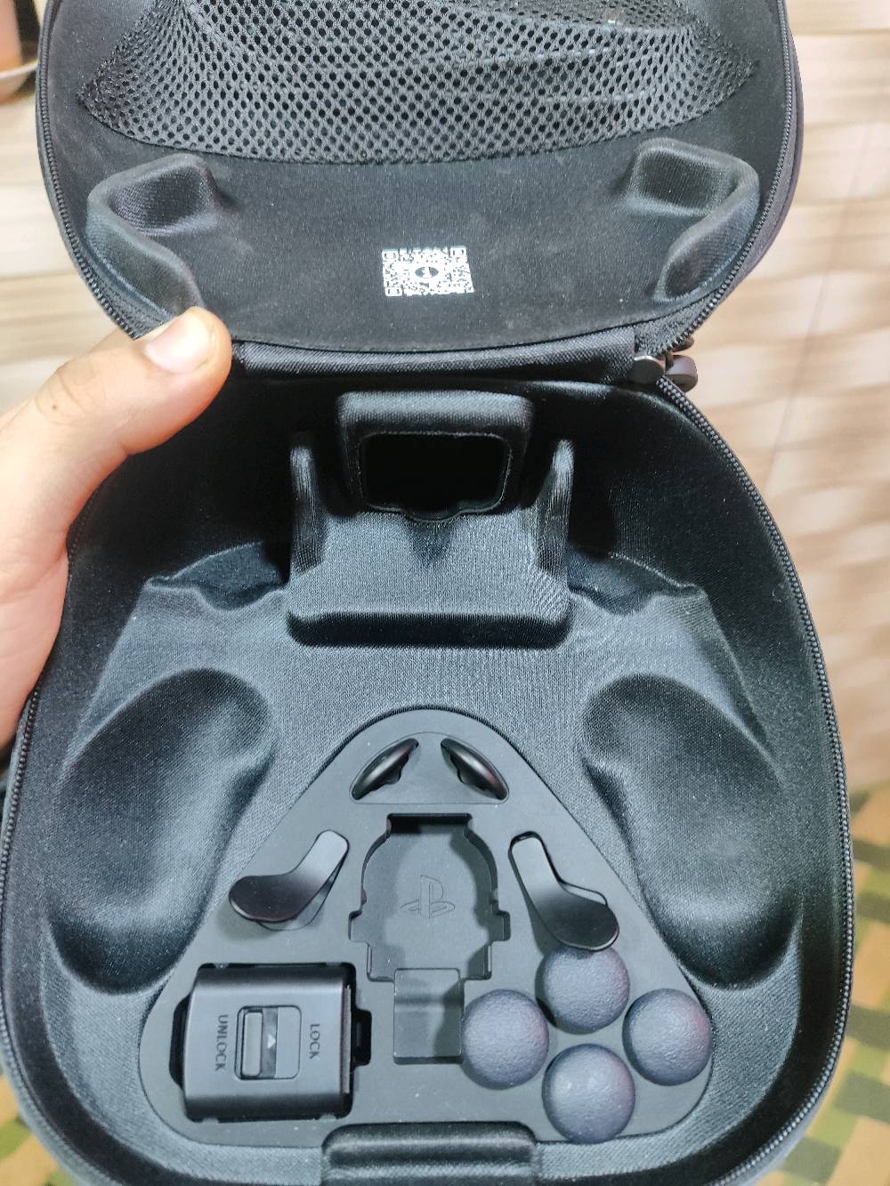 يد تحكم بلي 5 احترافية 
استعمال قليل ونضيفة كلش وحالة ممتازة بدون اي خلل 
الملحقات: 
الكارتونة 
كيبل شحن 
شفتات 
حافظة اليد

العنوان بغداد/البياع