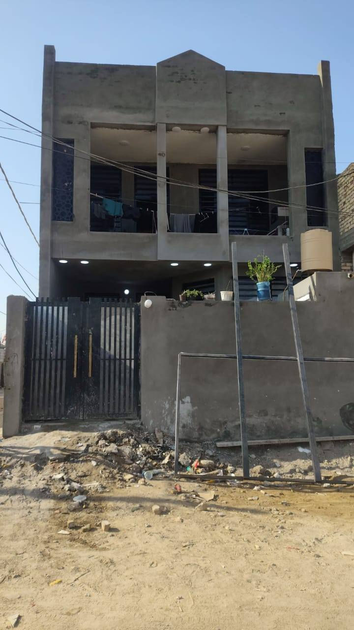 السلام عليكم دار للبيع 4 غرف نوم و2صاله ومطبخ واستقبال صيحات داخلية وخارجية ركن على ساحه 
مساحه 126عرض7ونزال18حي الصدر الرابع مقابل حي الشرطة ***********
