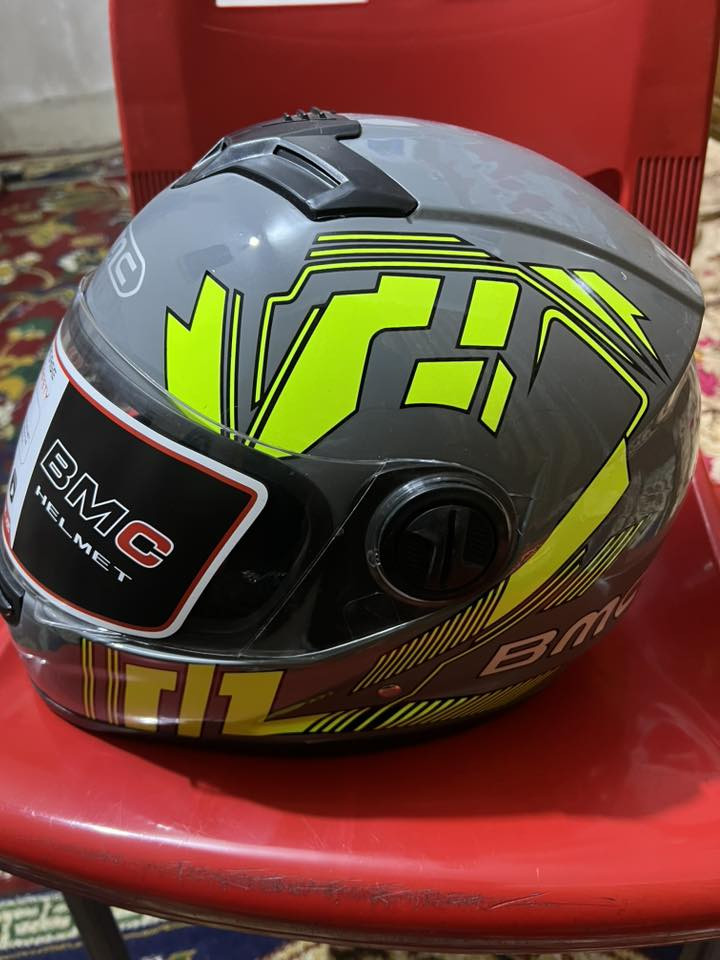 خوذة دراجة مع سماعة جديده ابدأ ما مسعمله سعر 40 
رقم ***********
