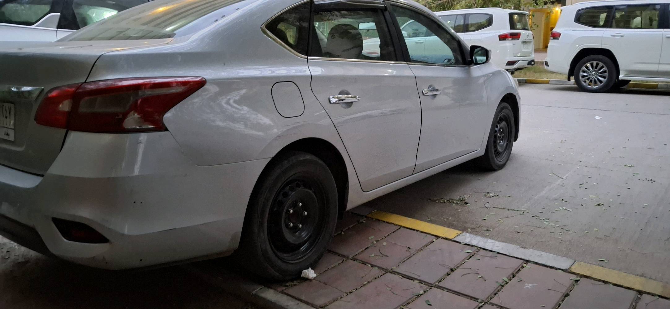 سيارة نيسان سنترا موديل حديث بلون فضي، حالتها جيدة وتتميز بتصميم أنيق وعملي. مناسبة للاستخدام اليومي وتوفر راحة أثناء القيادة. السيارة مسجلة في بغداد وتحتوي على اللوحات الرسمية والوثائق.