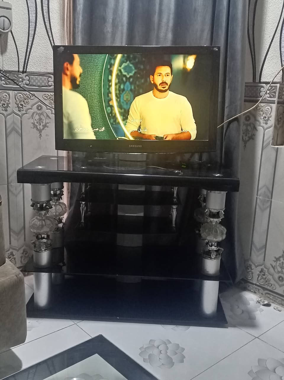 السلام عليكم للبيع شاشة نوع سامسونك مع الميز السعر80 (***********)

