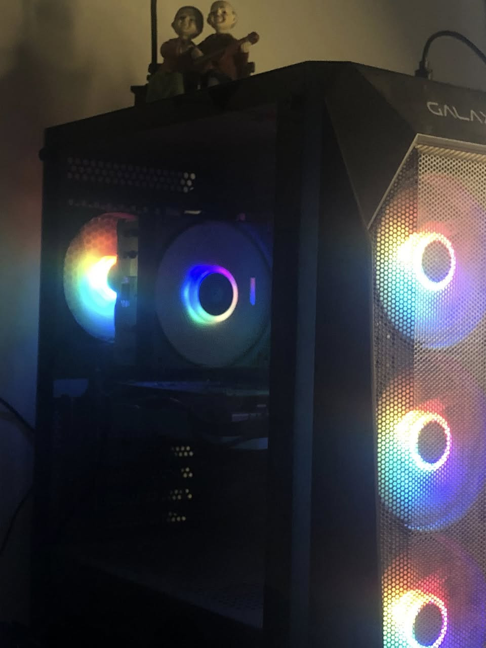 السلام عليكم اخوان pc للبيع معا طاوله و ups و شاشة وماوس وكيبورد وسماعة للبيع للاستفسار  *********** المواصفات موجوده بالصور
