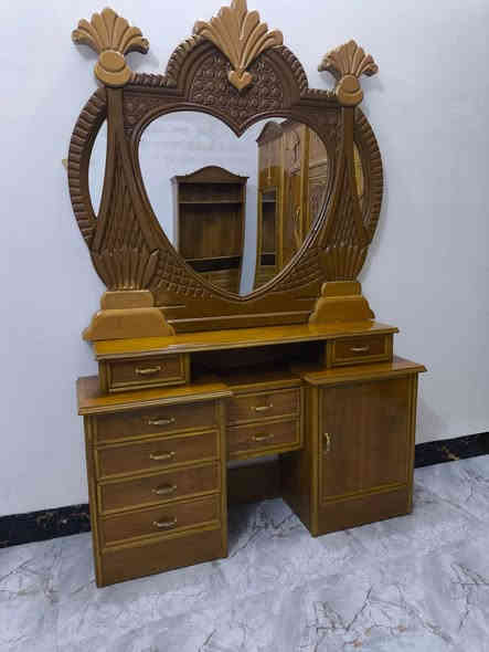 توجد غرفة نوم توج حطاطة متكونة من 5قطع نضافة فول خشب عراقي صاج داخل وخارج الغرفة جديده طك ستخدام شهرين وياها دوشك جديد السعر مليون وربع قفل العنوان الرمانة الاستفسار علرقم ***********
