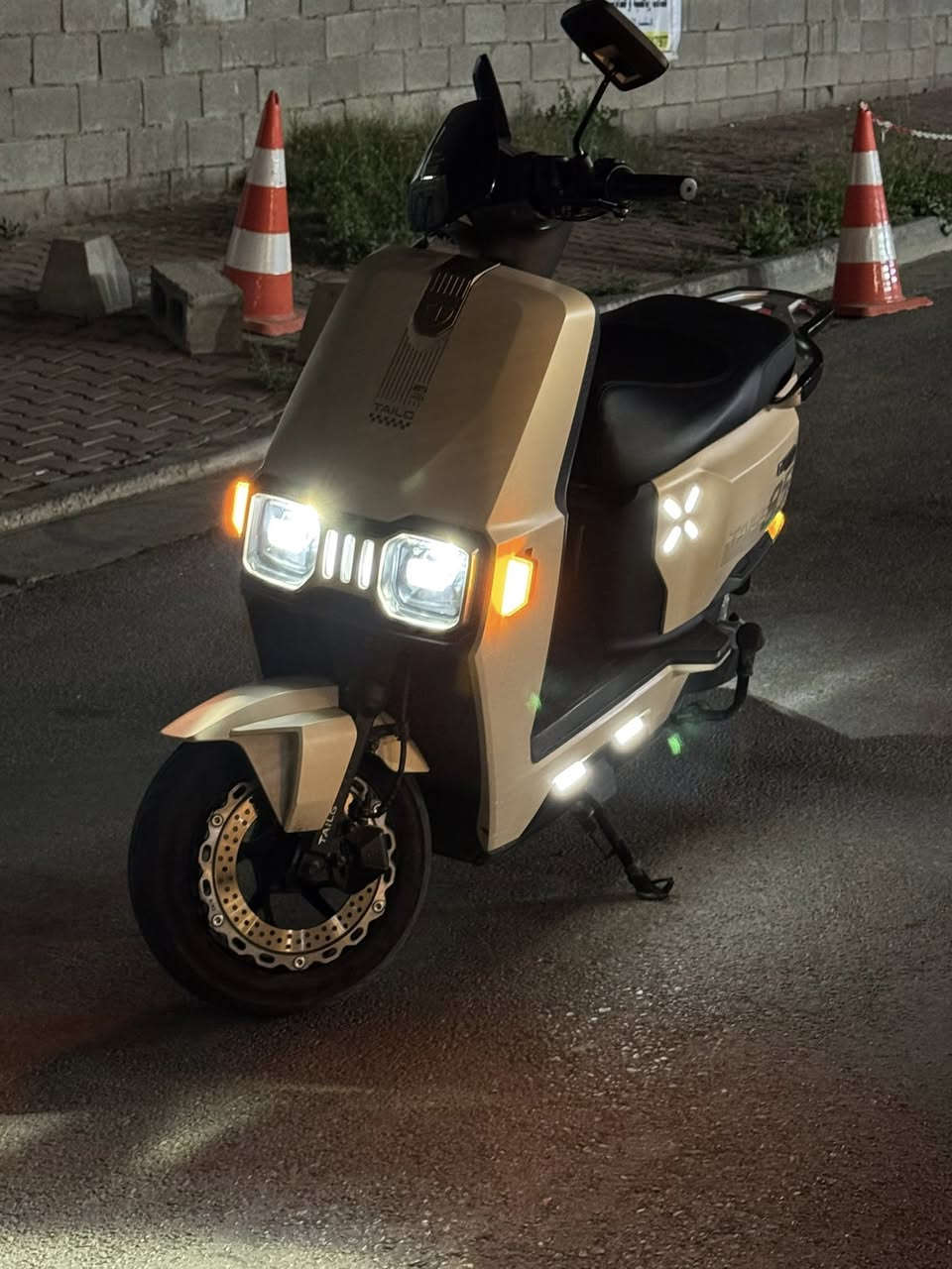 السلام عليكم للبيع فقط بدون مراوس 
دراجه TAILG
بدون ضربه
لايتات زينون
كفرات بلاديه 
بطاريات عدد ٦ مسطره 
اشتريتها شهر 12 بعدها جديده 
بريكات دسك دهن 
السعر 845 وبيها مجال
العنوان بغداد
للاتصال ***********.
مكان :بغداد
