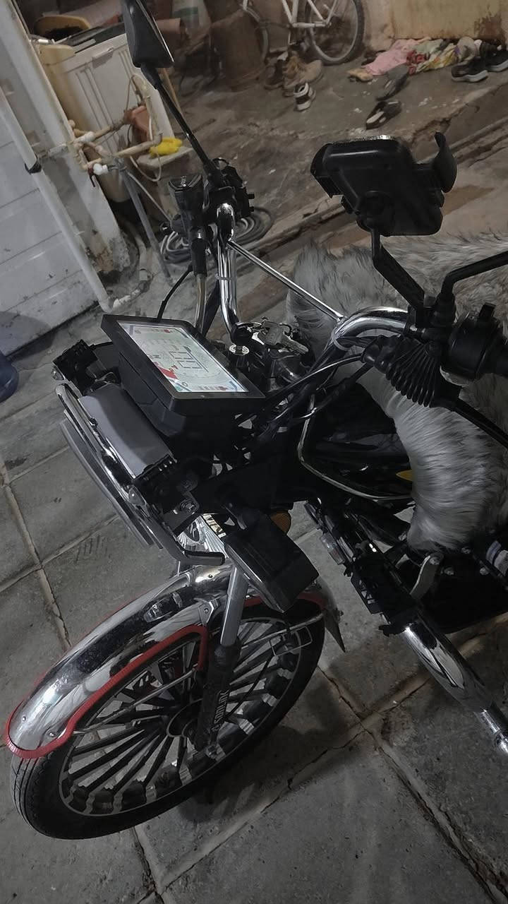 سلام عليكم دراجه سونك 25 نضافه خير من الله كهربائيات  ومحرك خير من الله الدراجه بيه منفيست اوراق  الدراجه مالت بيت يعني جنيه  
***********
