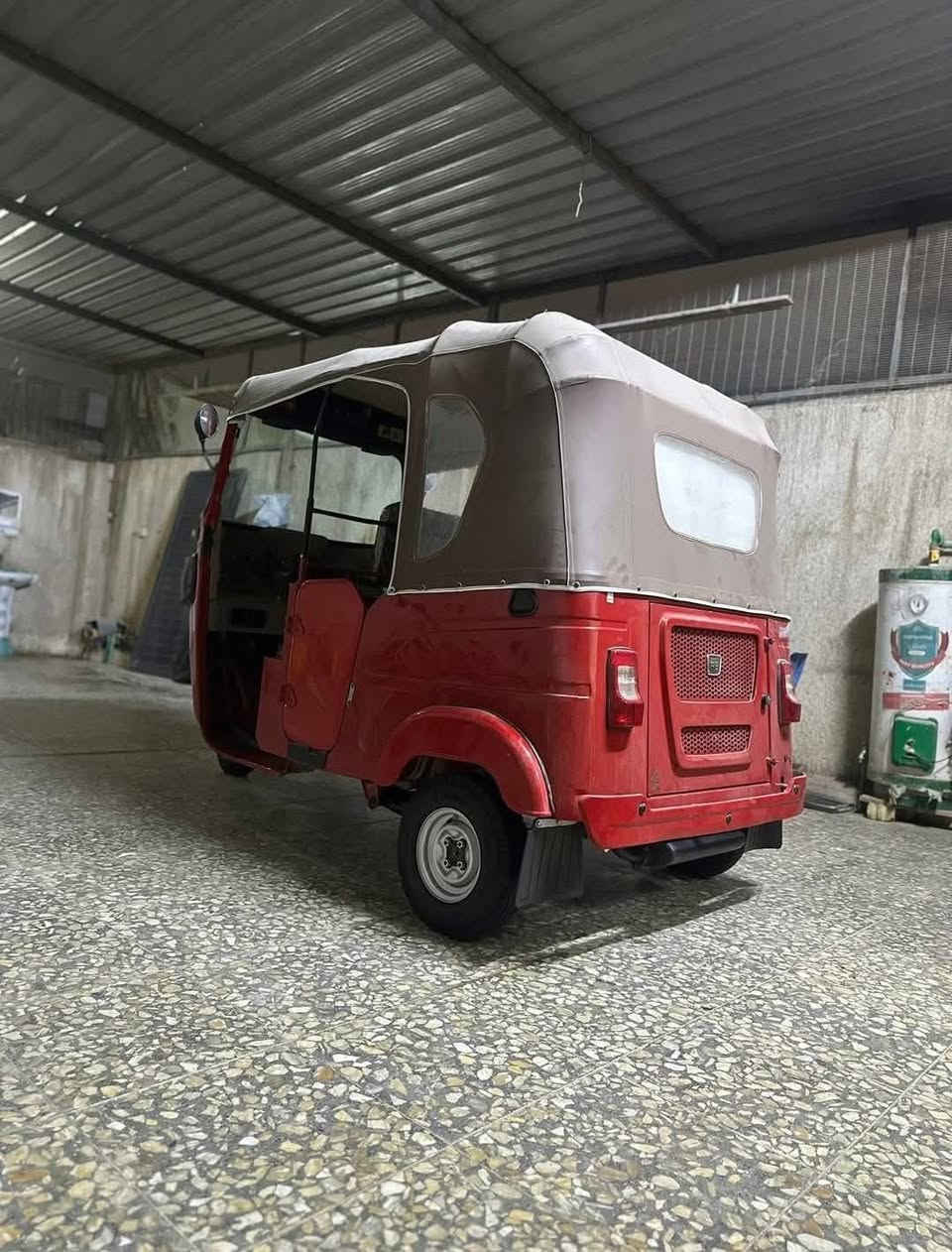 سلام عليكم ورحمة الله وبركاته. تكتك للبيع. سعر كلش مناسب. وحق الله.  نضيفه ومابيه شي بس عدي ضرف محتاج واريد ابيع.  ضروري.  شراي اتصل وتساب أو عل خط موجود. ***********
