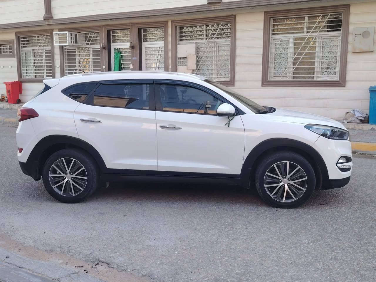 السلام عليكم سياره نوع توسان خليجي موديل 2017 السياره جديده كفاله عامه من ضربه وصبغ وتبديل كير مكينه حداديه تبريد كفاله عامه الاسبير مانازل السياره ماشيه100 كلش نضيفه مال بيت تحويل مباشر بسمي العنوان كربلاء السعر168رقم الهاتف***********
