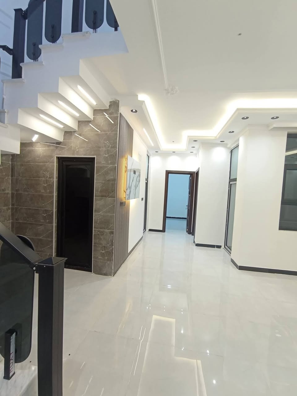 دار للبيع بناء حديث حله نادر الأولى حي الزيتون
المساحــــــة  180 متر طابو زراعي سند 25 

الــوآجـــهــة  9 متر
النــــــــــــزال 20متر 
     

طابقين اربع غرف نـــــــوم وصاله وكليدور ومطبخ حار وبارد ومجمع صحيات داخلي وخارجي  وكراج سياره 

تبليط مجاري كافة الخدمات عرض الشارع 10متر 

لـــلاســــتـــفـــســـار ***********
مراجعة مكتب سومر للعقار نادر الاولى على الشارع الخدمي قرب حسينيه حنتوش
