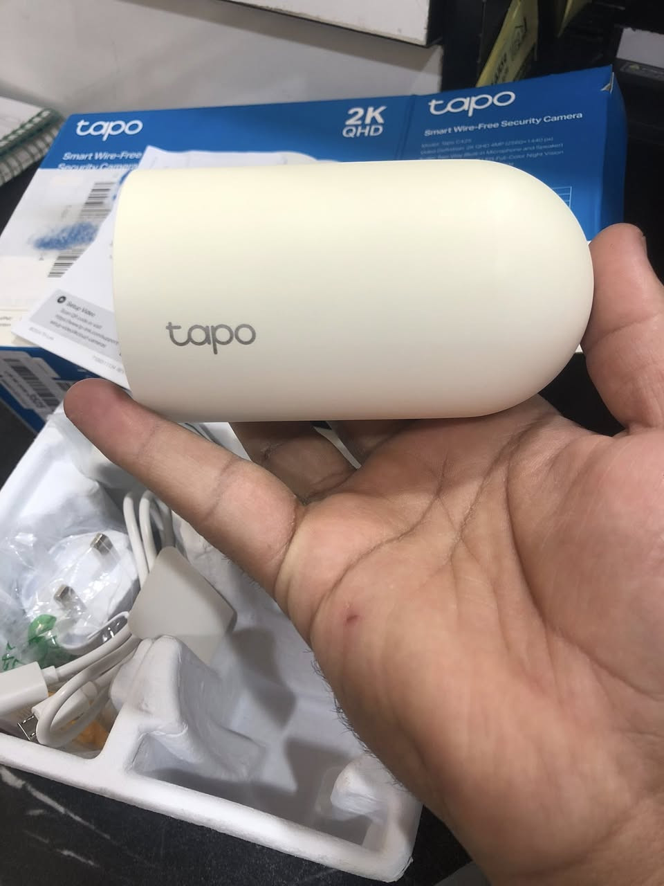 مسخدم
استمتع بأمان منزلي متطور مع كاميرا المراقبة الذكية TP-Link Tapo C425 V1. بتصميمها اللاسلكي بالكامل، تتيح لك هذه الكاميرا تركيبها بسهولة في أي مكان دون الحاجة إلى كابلات. مزودة ببطارية مدمجة بسعة 10000 مللي أمبير، توفر لك ما يصل إلى 300 يوم من التشغيل المتواصل. تقدم الكاميرا جودة فيديو 2K QHD (2560 × 1440 بكسل) مع مجال رؤية واسع 150 درجة ورؤية ليلية ملونة بفضل المصابيح المدمجة ومستشعر الإضاءة المنخفضة. تدعم الكاميرا خاصية الكشف الذكي عن الأشخاص والحيوانات الأليفة والمركبات، وتوفر صوتًا ثنائي الاتجاه للتواصل مع الزوار. تعمل الكاميرا مع Amazon Alexa وGoogle Assistant، وتدعم التخزين المحلي عبر بطاقة microSD بسعة تصل إلى 512 جيجابايت.
سعر 125
***********
