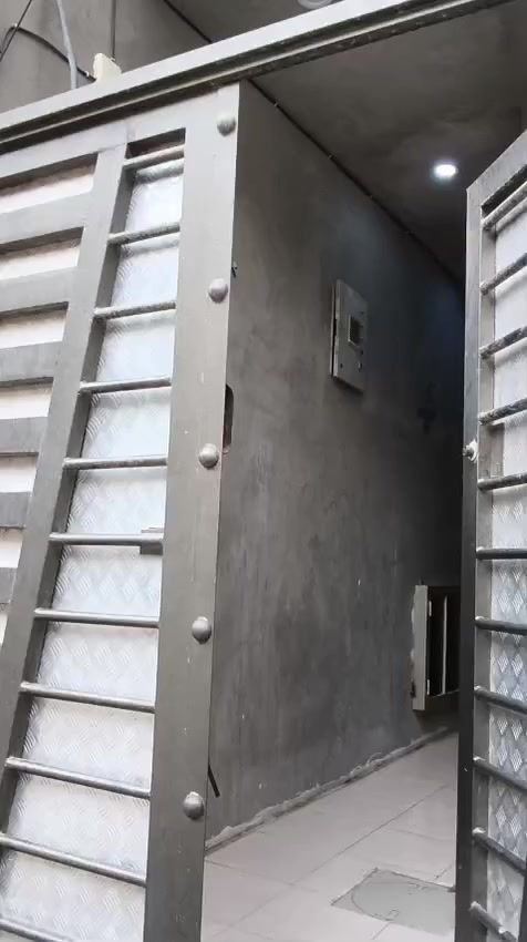 للبيع دار مساحه ١٠٠ متر طابو زراعي سند ٢٥ منطقة البلديات حي التراث الزراعي الدار طابق واحد بناء حديث واجهه خمسه ونزال عشرين بناء ٢٠٢٥ السعر ١٤٠ مليون للإستفسار مع رقم مكتب المستقبل ***********خلف مطعم الهلالي مطعم خلدون سابقا
