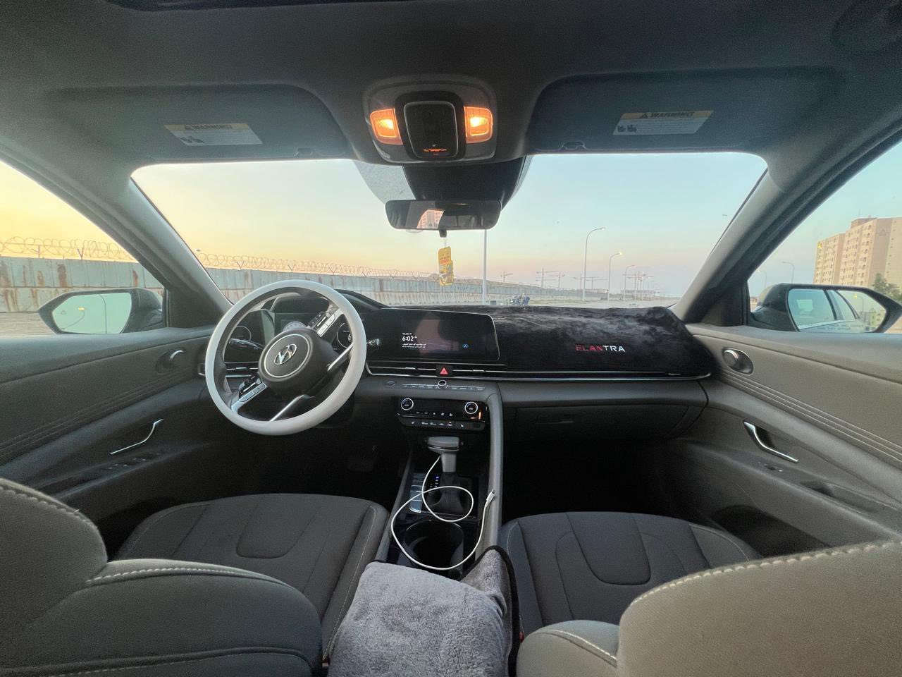 النترا رصاصي 2025 
السياره فول مواصفات S 
ضررها قطعتين تبديل 
محرك 4 سلندر 1.6 
ويل قياس 16 
شاشه 8 انج 
ابل كاربلاي 
مقاعد مخمل 
نظام APS و ESC 
كاميرا خلفيه 
نظام مراقبة ضغط الاطارات 
السياره عارضها ب 15000$ وبيها مجال كلش حلو للشراي 
رقم : ***********
