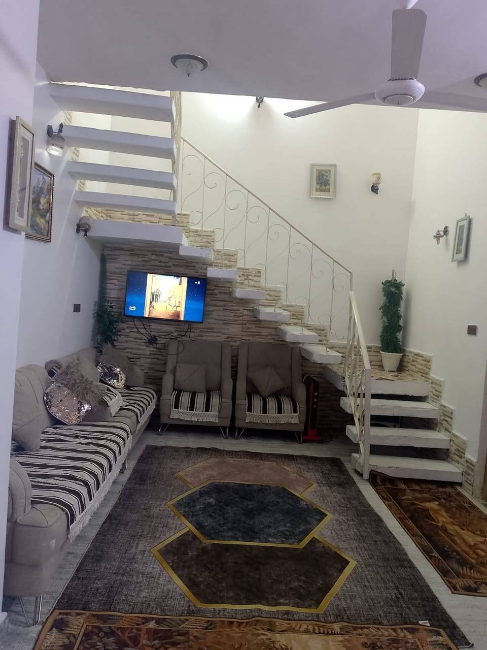 بيت للبيع المساحه ١٥٠  طابقين كامل من كلشي بناء ٢٠١٠  الموقع حي نزال قرب مطعم حجي حسين  السعر ٢٠٠ وقابل للتفاوض للاستفسار ***********
