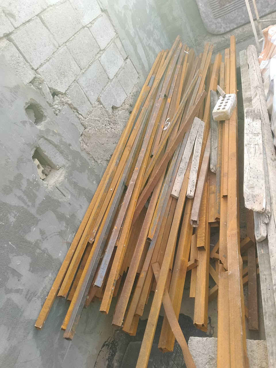 حديد للبيع السعر ٢٠٠ اخوان لحد يراسلني مكلف بالنشر اني اتصل بصاحبهن*********** كورك***********
