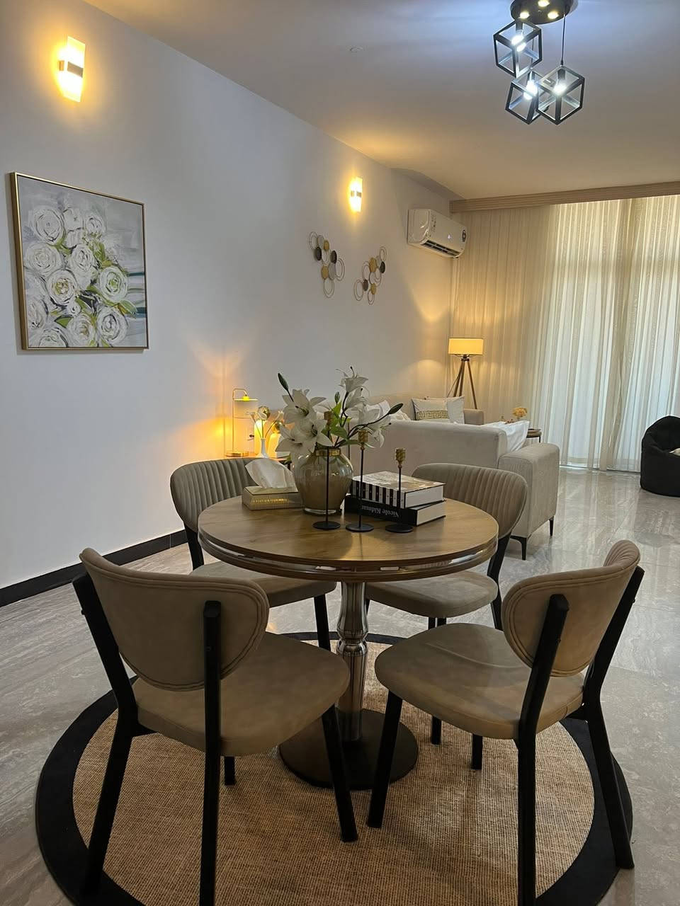 ‏‎للبيع شقة مميزة في مجمع أيادي العدل القضاة (حي العدل / شارع الربيع)  

المساحة 130m تحتوي على غرفتين نوم وصالة ومطبخ وحمام 2 بالكون 
بنياية رقم 21 الطابق السادس و تحتوي كل بناية ع مصعدين
يتمتع المجمع بخدمات كامله
 (مدارس وهايبرماركت وGYM وملعب كرة قدم مكوى صيدلية كراج طوابق للسيارات  مع نظام security عالي)
الشقه حاليا مؤجره 800 الف شهريا ًبالامكان استلامها فارغه عند الرغبه
ملاحظة : تباع الشقة((( بدون اثاث ))) 
السعر 250 مليون دينار مسددة كاش والبيع نقداً 
للتواصل /***********
