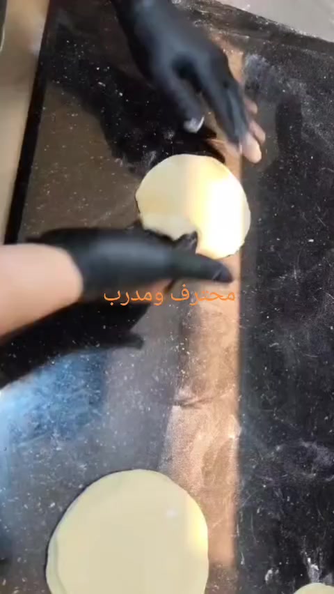 السلام عليكم يوجد شيف معجنات  وفطائر مناقيش وبيتزا ولحم بعجين وخبز منفوخ درجة اولى خبرة 30 سنه في مجال عمله بروفشنال مع شهادة من المهن المحترفين  ومختص فيها قوي جدا هذا البوست للاصحاب المشريع يلي حابب يفتح هذا المشروع انفتحلو ياها طبعن  هذا نموذج بعض اعماله ضمن بغداد  يتضمن عليك عزيزي  تواجد المكان الصحيح حتى تتمكن من العمل ويلي حابب يتعلمها موجود دورة  مدتها شهر يلي حابب يتعلمها والتكلفة الدورة محسومة 
وبنفس الوقت يوجد كوادر من كل المجالات والأقسام  شباب وبنات طبعن ضمن بغداد ومحافظات 
للتواصل عبرا الاتصال مباشر او خاص 
***********
