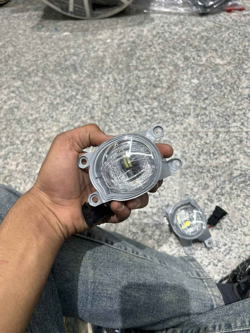 تبدو هذه القطعة كشافات ضباب أمامية بتقنية LED لسيارة تويوتا، ومن المحتمل أنها متوافقة مع موديلات.نوع الإضاءة: تعتمد على تقنية LED لتوفير إضاءة ساطعة.التوافق: قد تناسب موديلات تويوتا لاندكروز  من عام 2022 إلى 2025
***********
