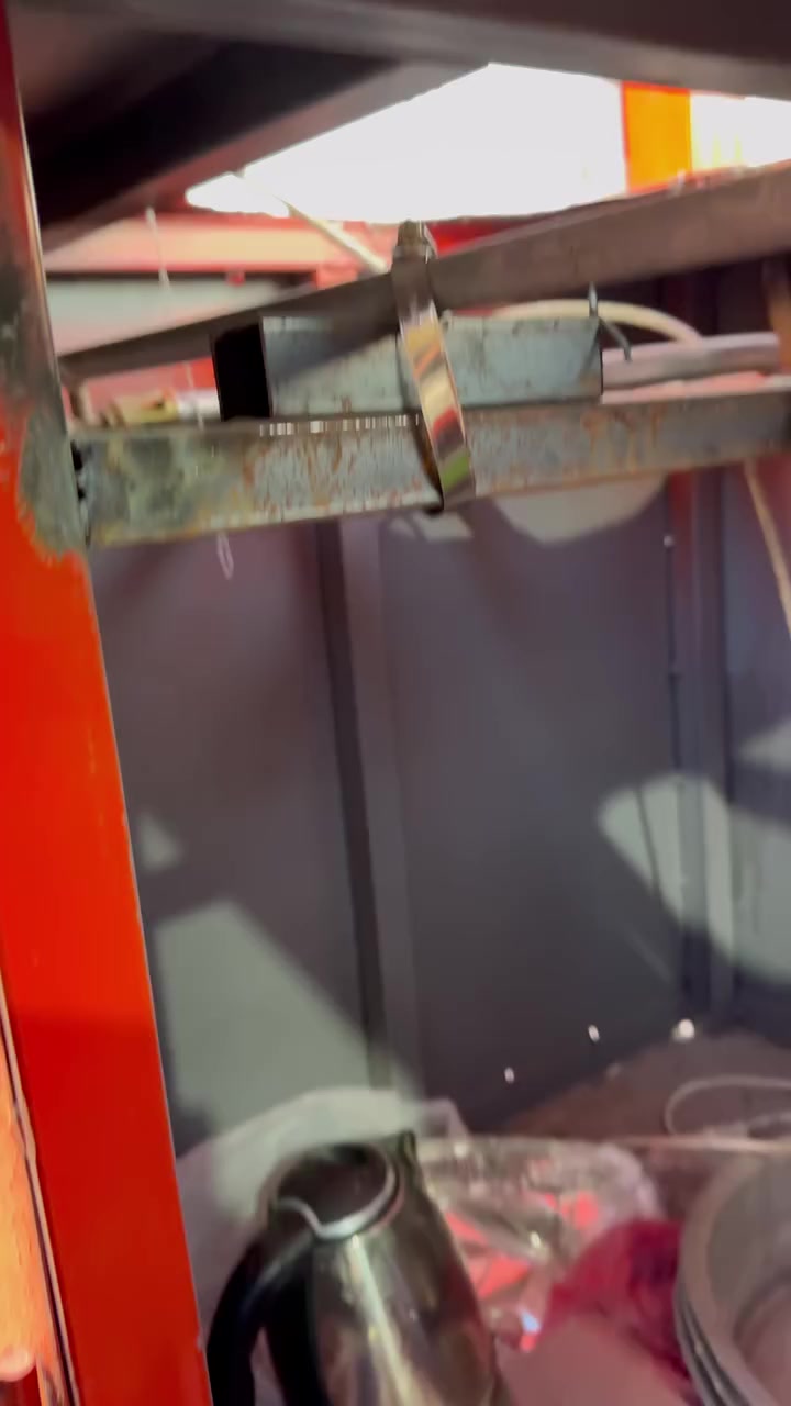 سلام عليكم عربانه للبيع حديد الميز مغلف المنيوم جام ابو ١٠ ملم بيه مكان ٣ صواني كل صينيه جواه بريمز نار جادر مسلح ضد المطر اربع تايرات تنقله بسهوله للبيع للاستفسار *********** مكانه نجف
