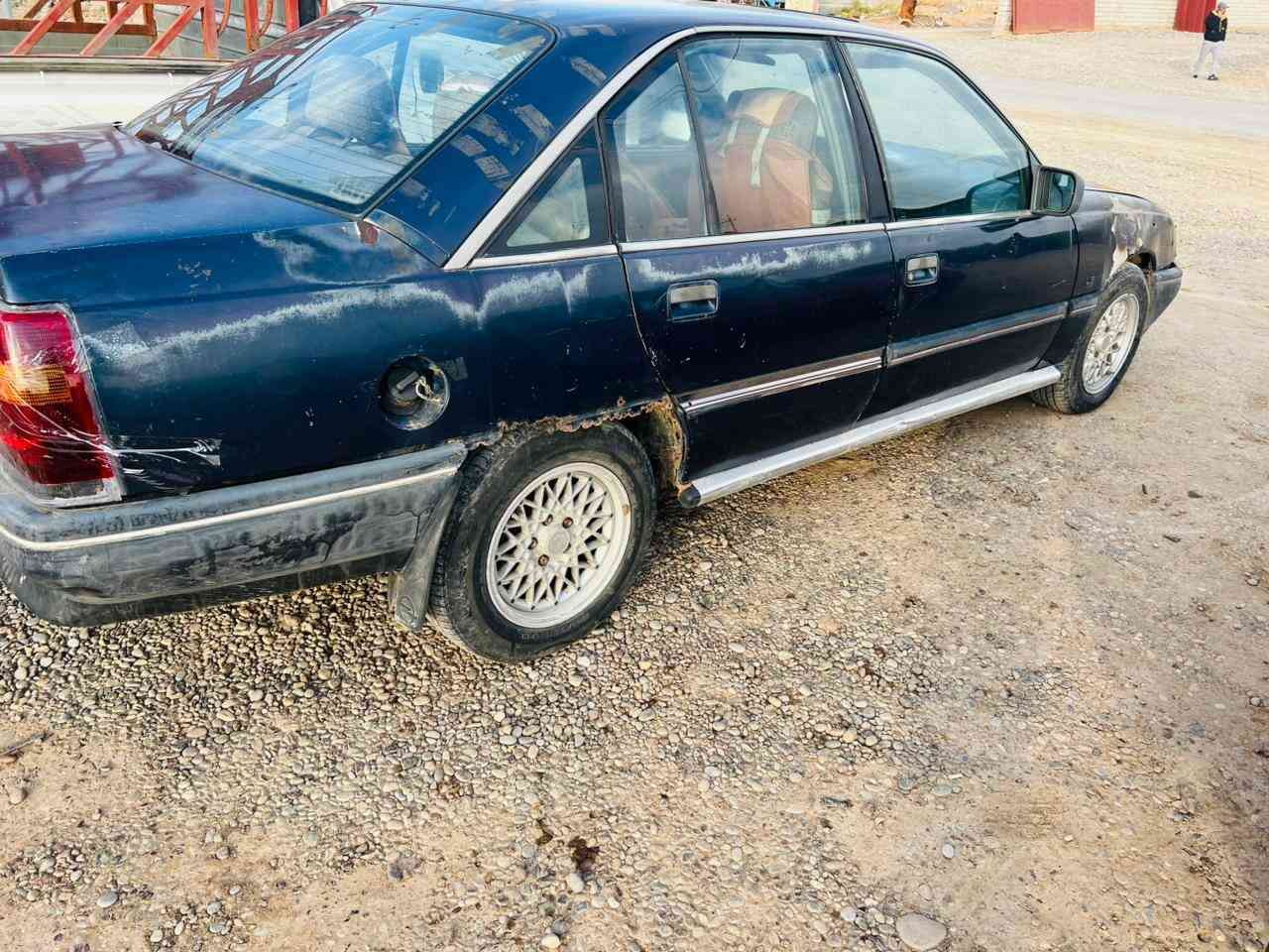 السلام عليكم ورحمة الله وبركاته 
اوبل اوميكا موديل 1990 رقم صلاح الدين فحص 
شرط الوكالة والتحويل + كابون بانزين 
كير ومحرك شرط جديد 
طخم تايرات وحدادية جديد 
غرفتها نظيفة جداً 
السعر 17$ وبيها مجال بسيط 
ترهم مراوس انطي فرق اخذ فرق 
وترهم بمقدمة زينه وبالشهر وشرط الكفيل 
للاستفسار ***********
