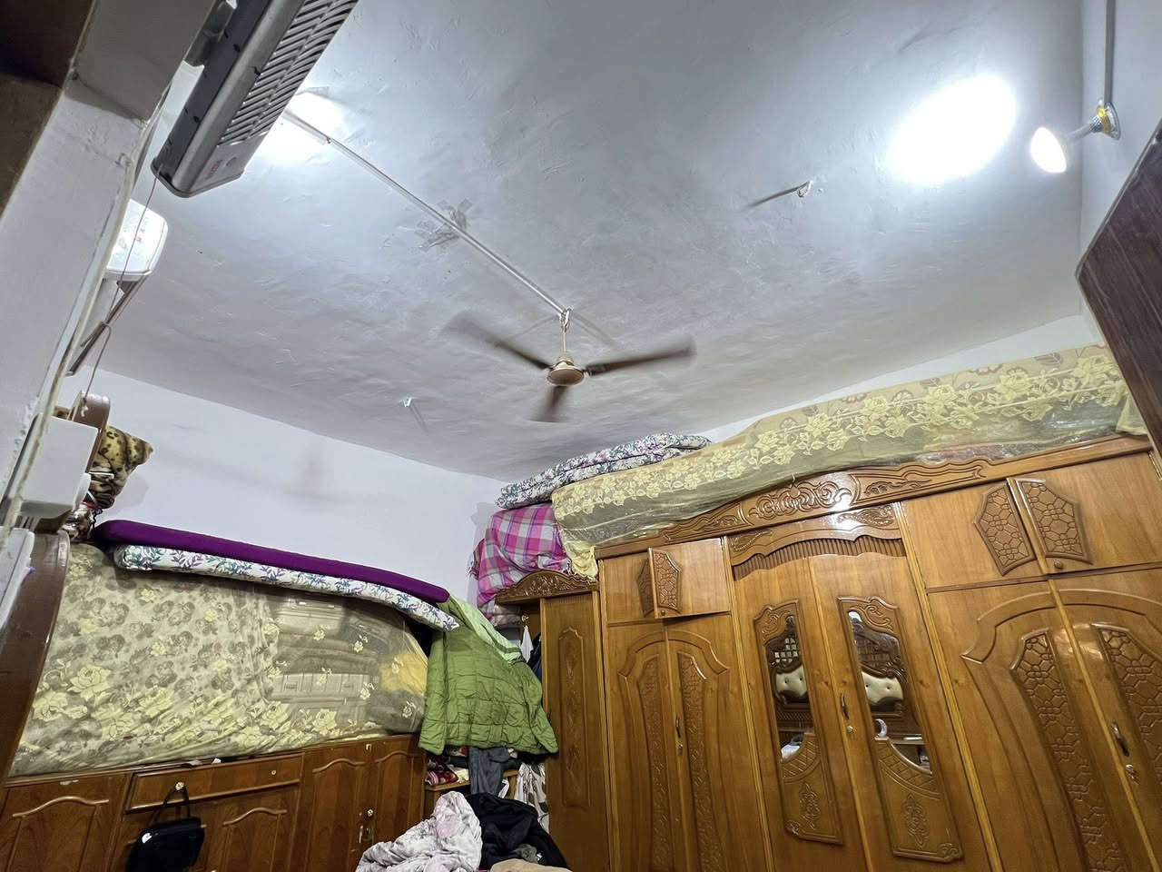 سلام عليكم بيت للبيع المساحه100متر يحتوي البيت عله ستقبال وصاله وغرفه وحمام خارجي وداخلي ومطبخ حار وبارد السعر130 تواصل وتساب***********
