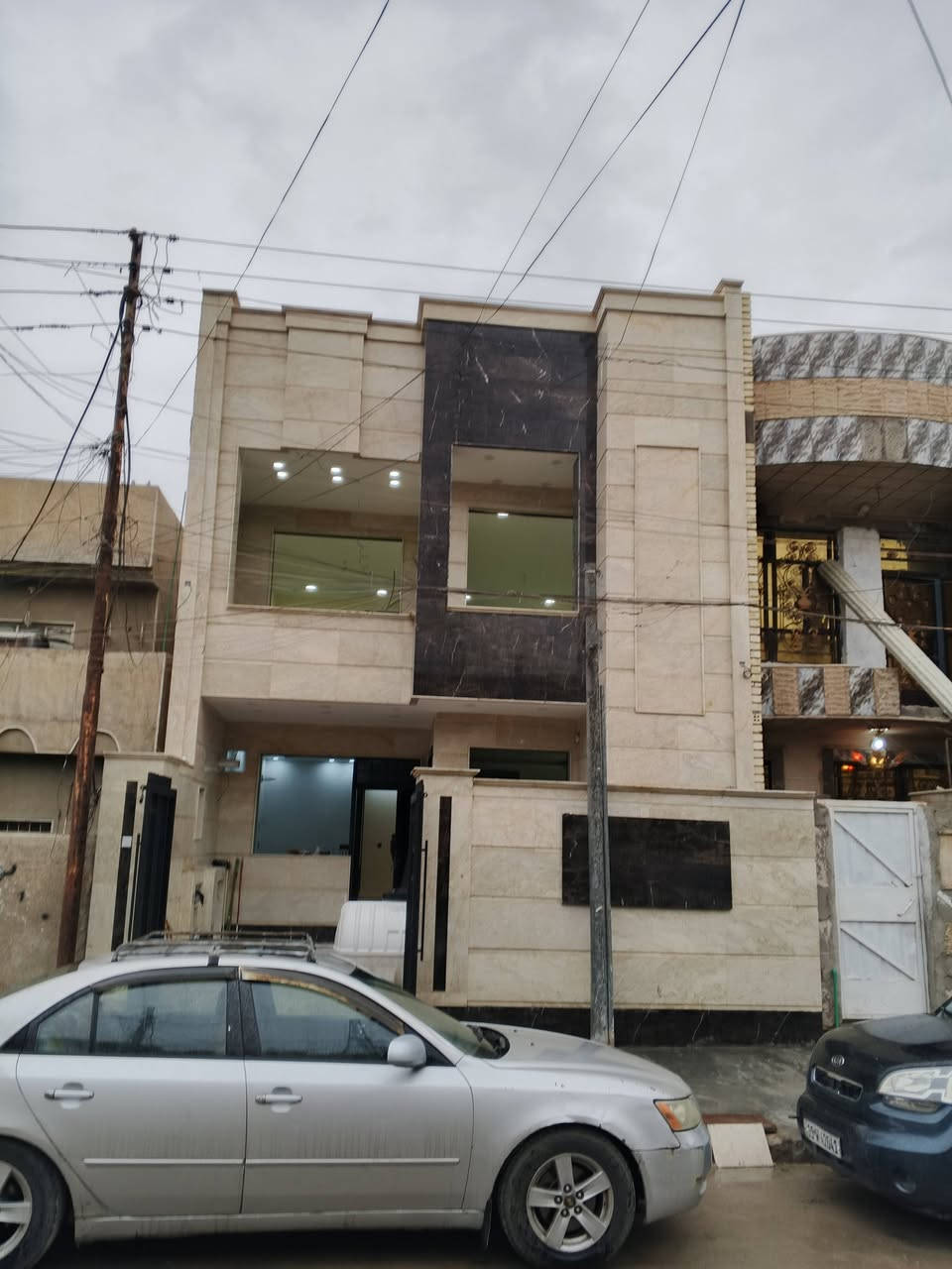 #بيع_شراء_ايجار_بناء_تعقيب_ترميم_تثمين_دور سكنية _
السلام عليكم يستمر مكتبنا بتوفير العروض المناسبة  الى زبائننا الكرام 
يعلن مكتبنا عن توفر مشتمل للبيع موقع ممتاز   بناء درجة اولى  خلف شارع العام
مساحة المشتمل 150متر
الواجهه 6.82م
نزال 22م
يحتوي على كراج صغير خدمات خارجية مدخلين  استقبال مطبخ معزول حوالي درج خدمات منوار غرفة نوم في الطابق الأرضي 
3نوم مع صاله كبيرها مع خدمات في كل غرفه مع خدمات الطابق الثاني 
غرفه نوم مع خدمات بيتونه كبيرا مع سطح في الطابق الثالث 
موقع المشتمل الشعب حي التجار الثانيه
مراجعة مكتب دلالية الامين الكائن في شارع الاسواق المركزيه مقابيل جامعة الأمام الكاظم 
هاتف *********** محمد الموسوي
