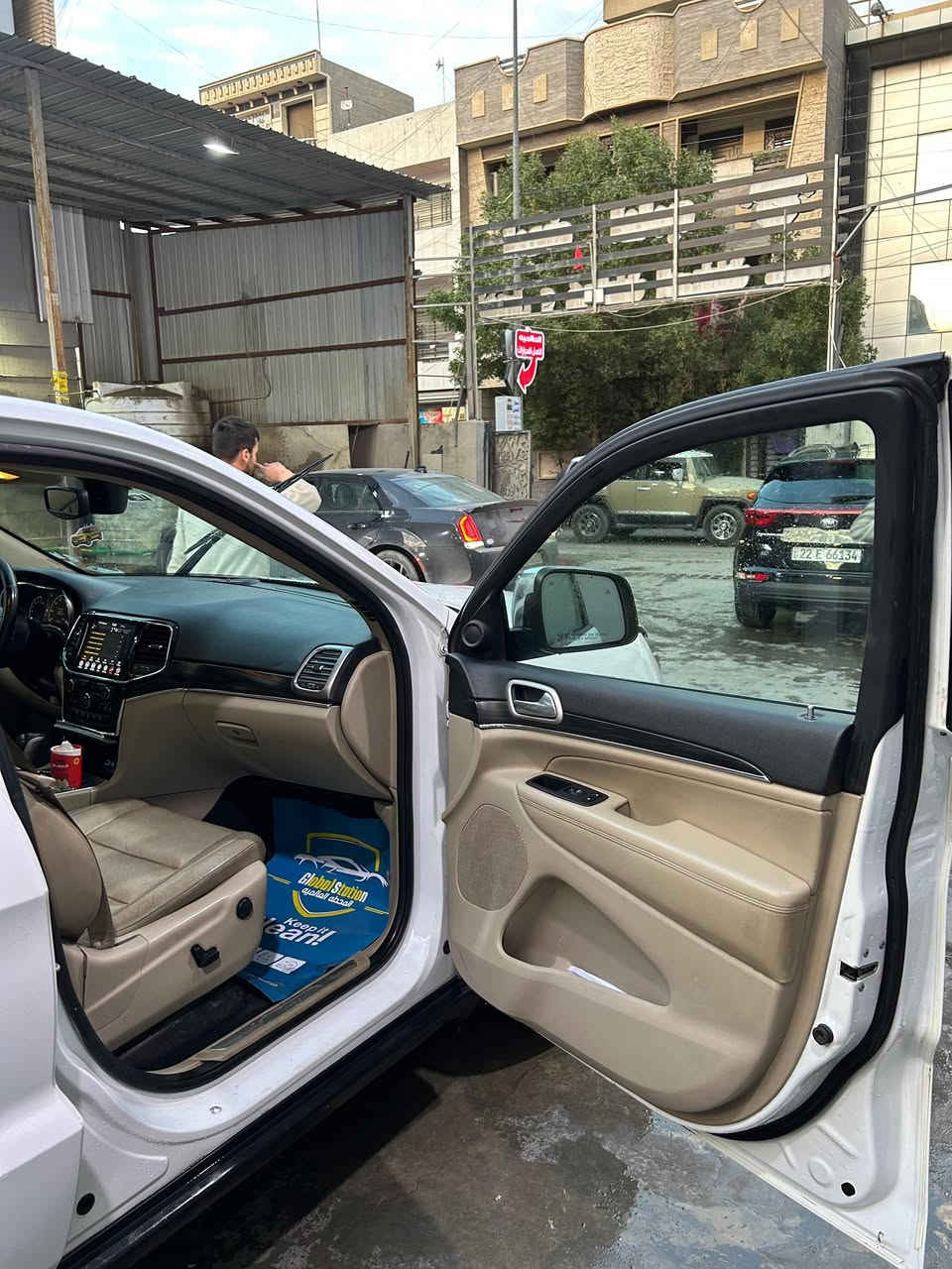 السلام عليكم
جيب 2020 امريكي لمتد  

سيارة رقم بغداد بسمي  تحويل ثاني يوم 

 الحادث جاملغ وبنيد 3 قطع 

-95ميل 

محرك  3600 6 سلندر

-بصمه

-تشغيل عن بعد 

-فقحة سقف بانوراما 

-منظومة زنون اصلية -

-جنطه كهرباء 

-كشن كهرباء ميموري 

-مقاعد جلد  

-ثلاث انظمه قياده

-كشنات تدفئه تبريد 

-شاشه لمس كبيره 

-نظام تثبيت سرعه 

وبعد بيهه مواصفات  

مكاني بغداد شارع فلسطين 

السعر 21$ بيها مجال  

للأستفسار ***********
