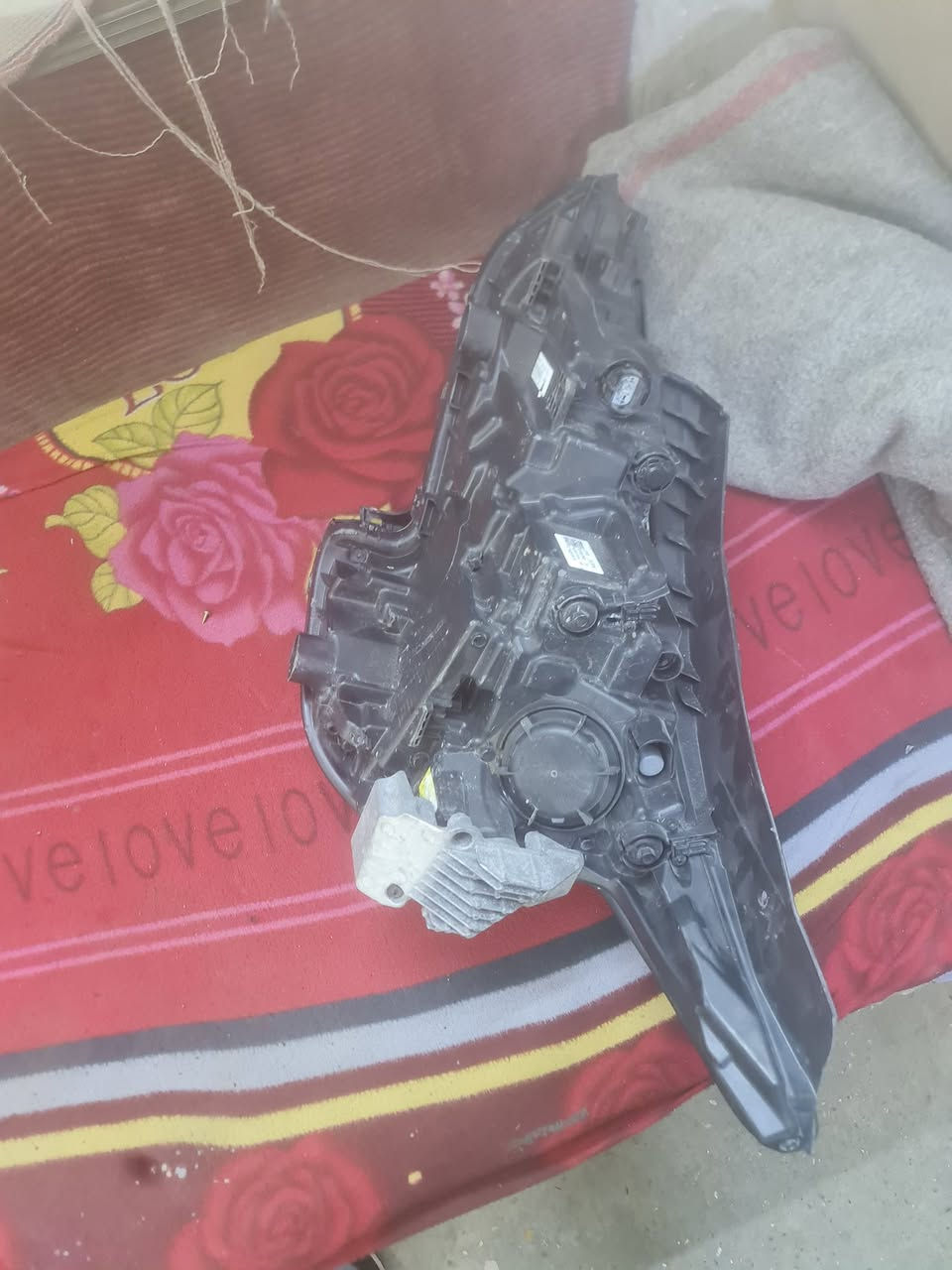 السلام عليكم
لايت k5 موديل 25 

شكل خليجي طرف سكن ( اليمين ) 

شغال كل عيب ما بيه للبيع 

قيم واخذ
***********
