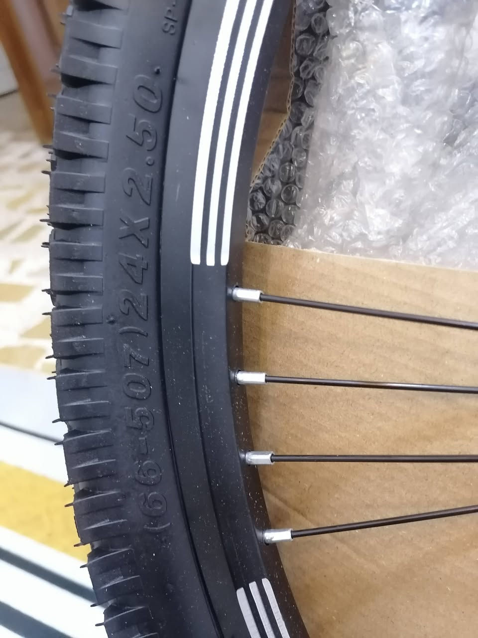 دراجة BDF (Being Different) الجبلية - للبيع 🚲
مغلفة وبحالة المصنع
اللون : رصاصي 
​⚙️ المواصفات التقنية:
نوع الهيكل: مصنوع من الفولاذ عالي الكربون
حجم الهيكل : L
مقاس العجلات: عجلات عريضة (Fat Tires) مقاس 24 × 2.50
نظام البريك: ديسك (Disk Brakes) أمامية وخلفية من ماركة LUSHUN
نظام الدبلات : مساعدات أمامية (Front Suspension)
المقعد: مقعد BDF الرياضي المريح القابل لتعديل الارتفاع.
نظام الكير : مزودة بناقل سرعات متعدد يسمح بالتحكم في الجهد حسب منحدرات الطريق من ماركة LUSHUN

السعر 185 الف
راسلني او اتصل ***********
