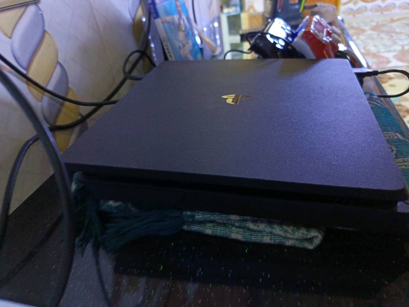 بلي 4 سلم نضافة 100/100 تجي تشوف مكفول من شخط مستعمل بس يومين فقط بي معة جوستك عدد 2 وحدة بالة وحدة تجاري أقراص عدد 2 جيتي اي وفيفة 19 مبرد شاحنة نفس الوقت العاب منزل بي بيس 26 وكلفديوتي و سيارات سعر 280 وبي مجال الاستفسار واتساب *********** مكان بصرة