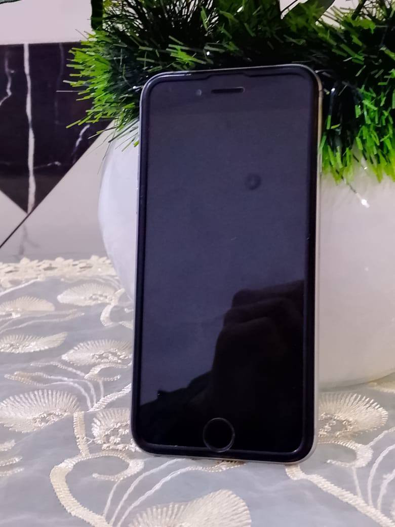 السلام عليكم جهاز ايفون 6 جهاز نضيف بمعنه الكلمه بطاريه 92 كامرات تخبل فول وضوح سيمكارت شغال سمعات فول جهاز مابي اي شي نقص كامل مكمل بصمه شغاله جهاز احله من صور السعر 90 الاستفسار متواجد فيس *********** الاتصال فقط
