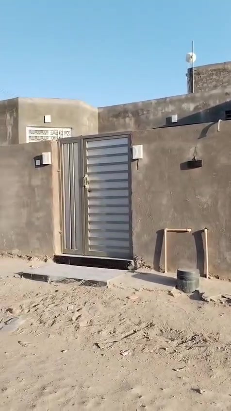 بيت للبيع المساحه 200م البناء بلوك وعكاده يحتوي ع إستقبال ومطبخ وصاله وغرفتين وصحيات داخليه
وخارجيه الموقع بين الشطره والغراف ع الشارع العام مقابيل الطاقه ويباع مع الاثاث
للاستفسار اتصلو ع الرقم ***********
