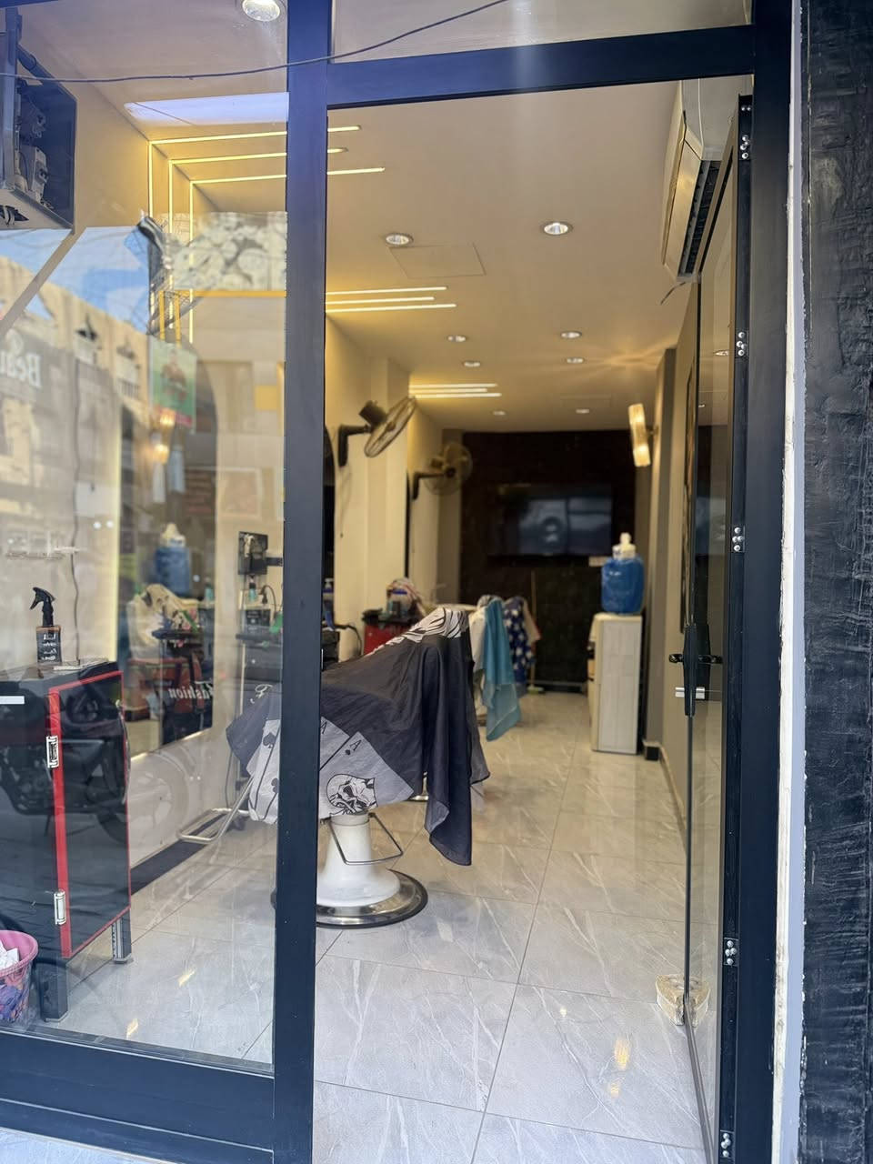 السلام عليكم 

محل حلاقة للبيع الحرية الثانيه 
المحل ايجاره 350 الف يحتوي على ثلاثة كراسي اثنين من الكراسي مستاجرات المحل شغال شغال وديكور  حديث للاستفسار ***********
