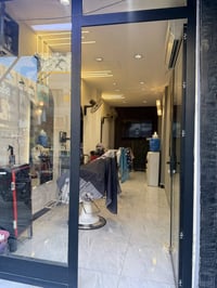 محل حلاقة للبيع الحرية الثانيه  المحل ايجاره 350 الف يحتوي على ثلاثة ك...