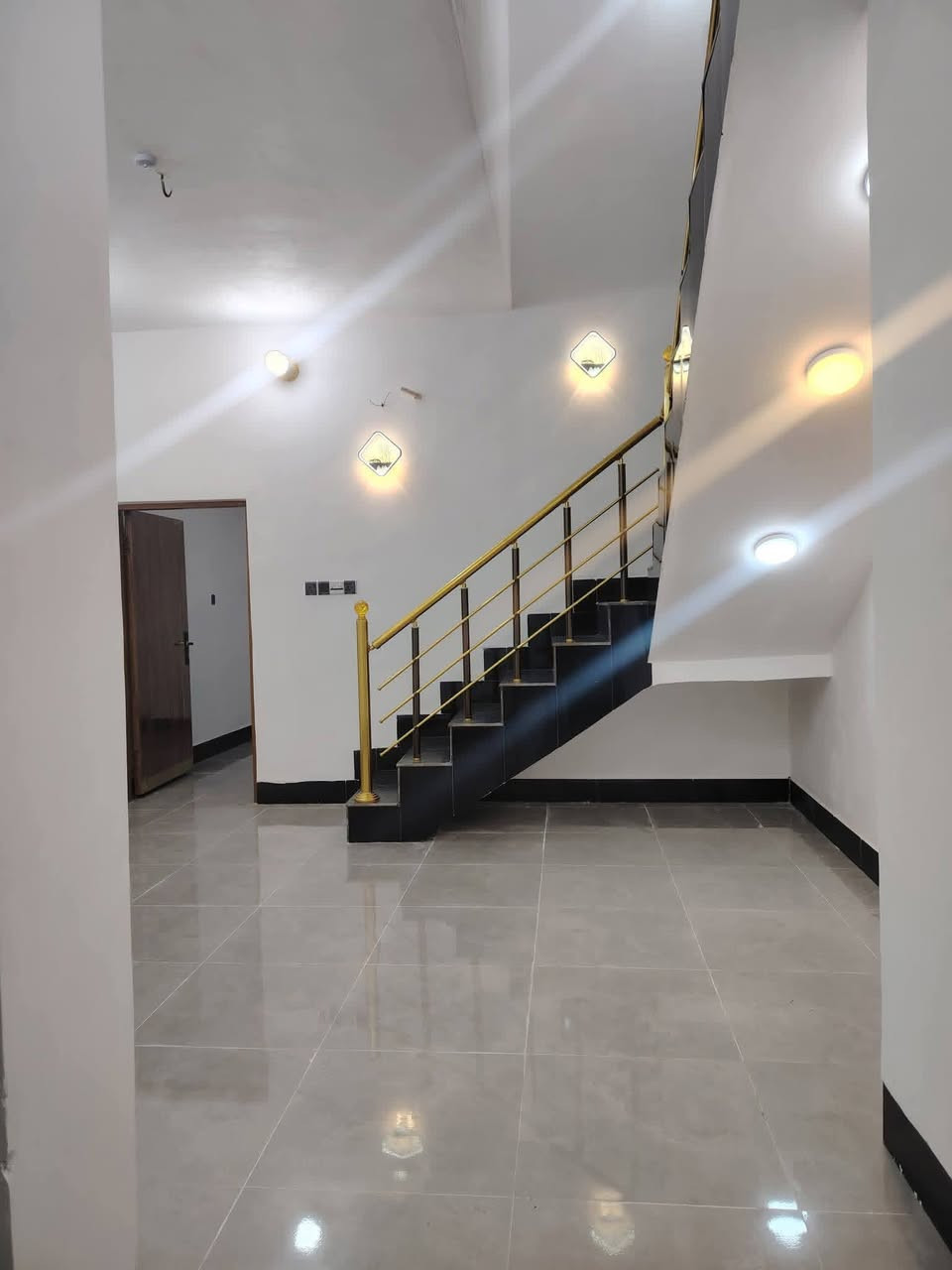 بيت للبيع مساحه 100متر مدخل العباسيه خلف معرض حيدر السلامي البيت يحتوي على غرفه صاله مطبخ إستقبال تخاريج جديد غير مسكون كافة الخدمات قريب للشارع كوفه عباسيه ستفسار أكثر ***********لسعر 45
