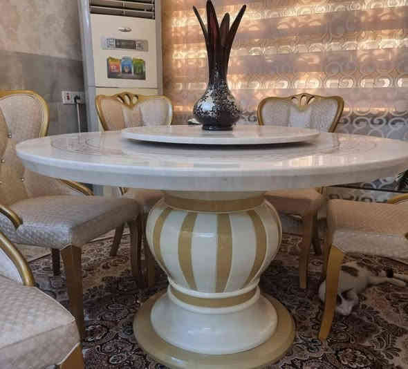 ميز طعام مرمر ثقيل جدا فخم جدا نظيف كلش ما بي اي ضرر. مرمر طبقتين ووياه كراسي عدد 6 .مشتريه من سما البيت بالكرادة المكان بغداد الكرخ ..توصيل ما عندي للاسف. سعر  الشراء مليون ونص وسعر البيع 850 الف  ..سبب البيع لان دا نشيل لغير بيت وما عندي مكان اله.***********
