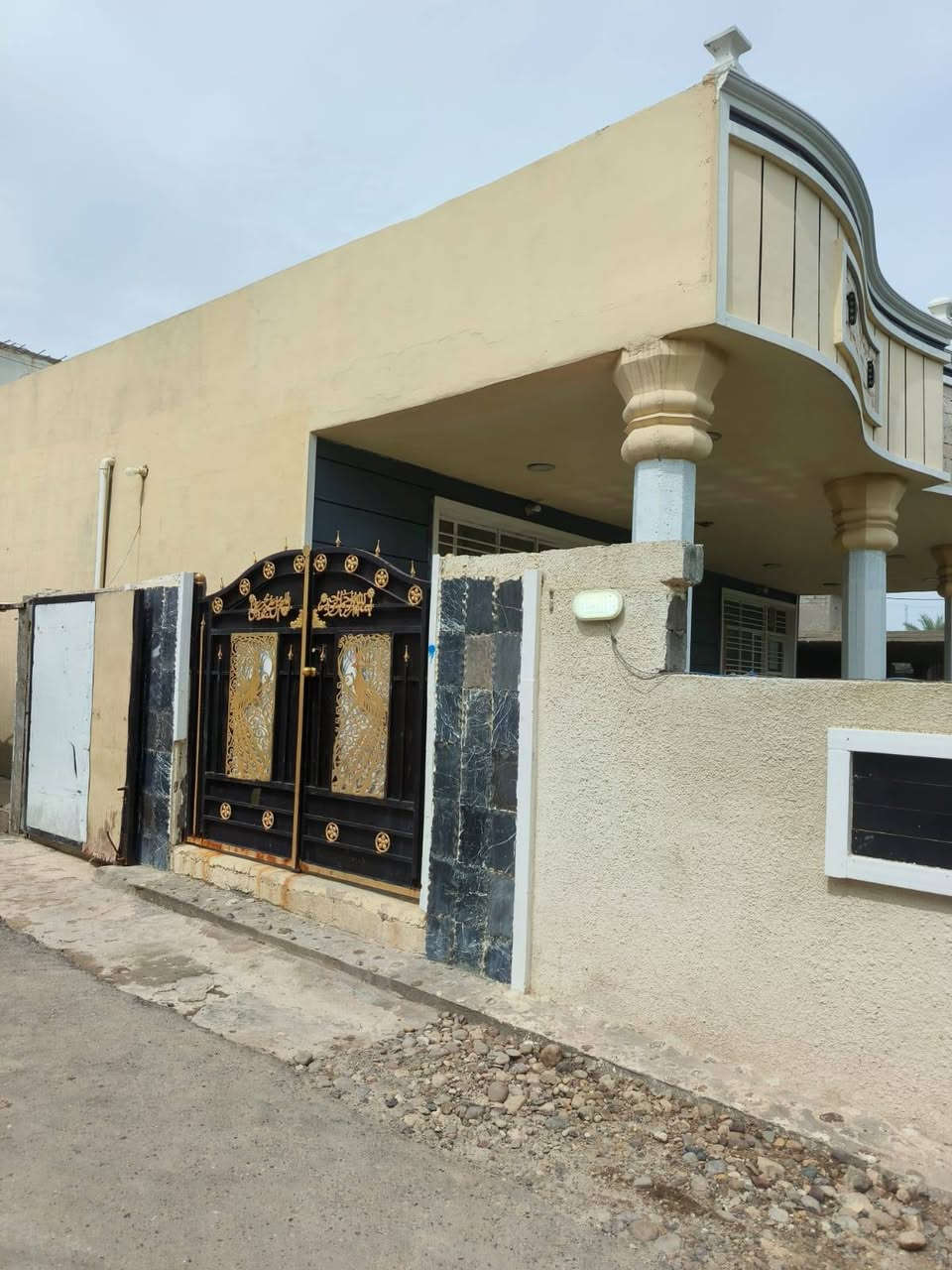 سلام عليكم مكتب اليزن للعقار
🏠بيت للبيع هورجب مساحة 500
مساحة البناء 265 م
طابقين بناء طابوق 
3 غرف نوم معى حديقة 
ماء كهرباء تبليط خدمات كاملة 
سند 25 قريب على المدارس يبعد عن المستوصف 5 دقائق 
سعر 200 و بي مجال 
الاتصال على رقم 
***********
