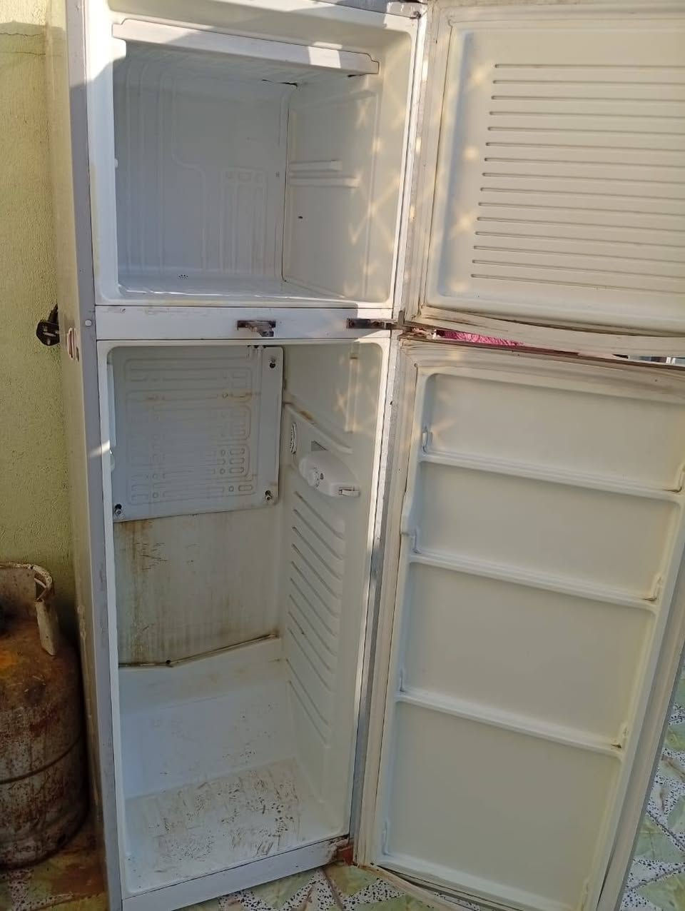 السلام عليكم ثلاجه فقط غاز مع مكينه خياطه للبيع السعر 250 وبيهن مجال       
***********
