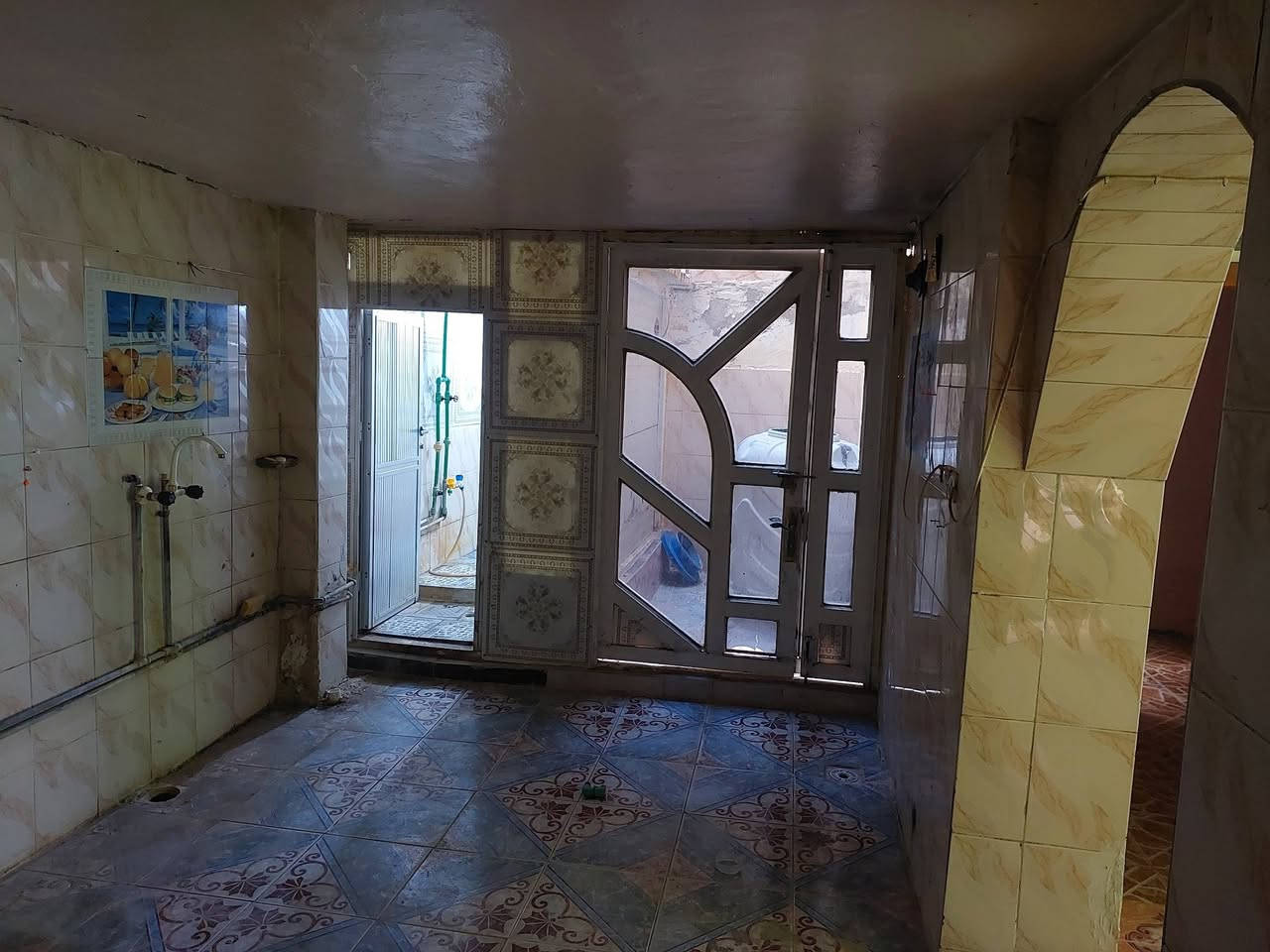 شقه للايجار في العمارات السكنيه قرب شارع الخمسين دار مكونه من غرفه اوهول اومطبخ اوحمامات اوترك اوطرمه  للتواصل
***********
