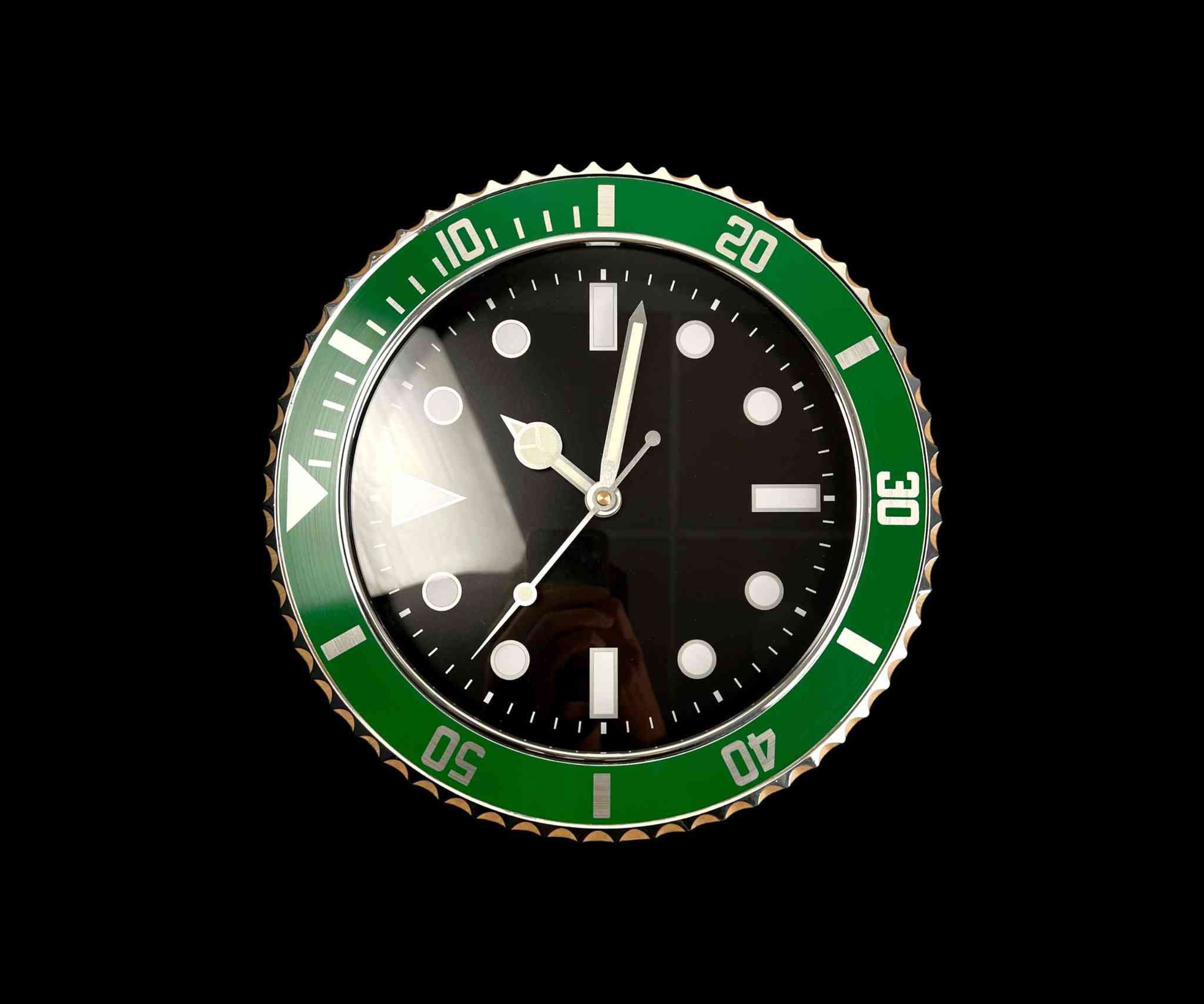 ساعة جدارية بتصميم ساعات رولكس

الاستخدامات

تُستخدم كساعة حائط لعرض الوقت بدقة داخل المنزل أو المكتب.

مناسبة لغرف المعيشة، غرف النوم، المكاتب، المقاهي، وصالات الاستقبال.

قطعة ديكور مميزة تضيف لمسة فخامة على الجدار بفضل تصميمها المستوحى من ساعات رولكس الكلاسيكية.

مثالية لمحبي الساعات الفاخرة والديكورات العصرية.

المميزات

تصميم فاخر مستوحى من شكل ساعات Rolex Submariner  GMT الكلاسيكية.

إطار معدني بارز مع حواف تشبه إطار الساعة الأصلية (Bezel Design).

عقارب ومؤشرات واضحة مع طلاء مضيء لسهولة القراءة.

حركة Silent Quartz هادئة بدون صوت مزعج.

واجهة زجاجية شفافة تحمي الساعة من الغبار.

تصميم ثلاثي الأبعاد يعطي شكل ساعة يد كبيرة على الحائط.

يتوفر بعدة ألوان جذابة

تعمل بواسطة بطارية AA واحدة.

محتويات الصندوق

ساعة حائط بتصميم ساعة رولكس.

علبة كرتونية للحماية أثناء النقل.

الملاحظات

البطارية غير مرفقة مع المنتج.

يفضل تركيب الساعة على مسمار ثابت في الجدار.

أبعاد الكرتون

الطول: 31 سم  العرض: 4 سم  الارتفاع: 31 سم.  F
السعر 25 الف بغداد, العراق


**إذا كنت صاحب هذا الإعلان وتريد حذفه لأي سبب، رجاءا أرسل رسالة إلى الدعم الفني**